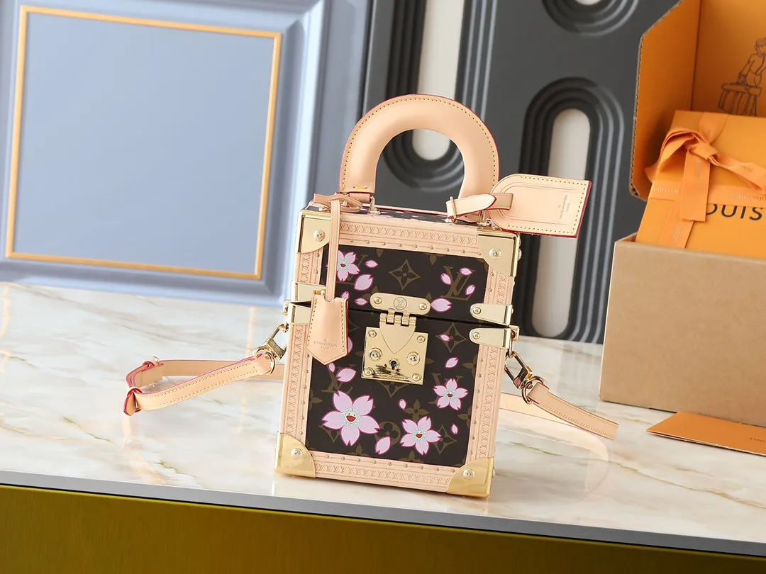 💰620💰Top original version🔥Dynamic chip Double-sided color-changing leather🔥M14173 M10079 M11131 This Camera Box handbag happily joins the Louis Vuitton The Cherry Blossom pattern reflects the bright brushstrokes of the Japanese artist, and cowhide leather trim and dazzling hardware complete the look. Dimensions: 17.5 x 21.5 x 10.5 cm (length x height x width)