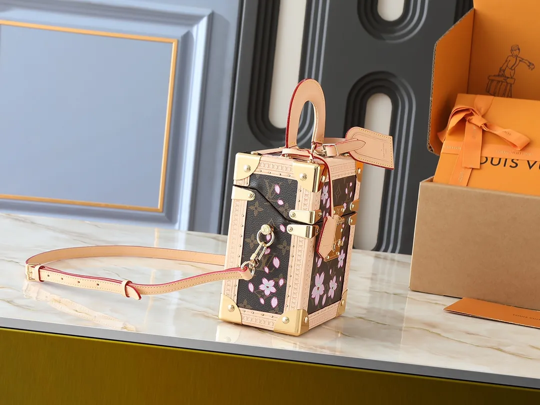 💰620💰Top original version🔥Dynamic chip Double-sided color-changing leather🔥M14173 M10079 M11131 This Camera Box handbag happily joins the Louis Vuitton The Cherry Blossom pattern reflects the bright brushstrokes of the Japanese artist, and cowhide leather trim and dazzling hardware complete the look. Dimensions: 17.5 x 21.5 x 10.5 cm (length x height x width)