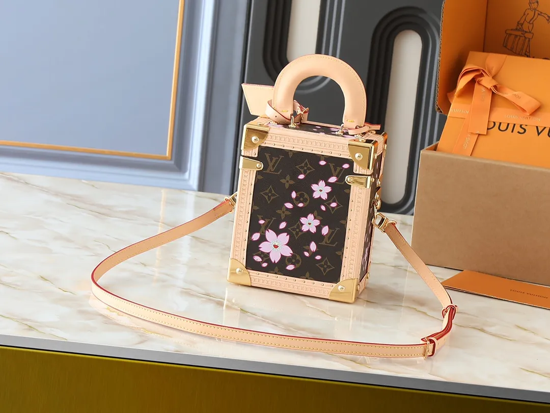 💰620💰Top original version🔥Dynamic chip Double-sided color-changing leather🔥M14173 M10079 M11131 This Camera Box handbag happily joins the Louis Vuitton The Cherry Blossom pattern reflects the bright brushstrokes of the Japanese artist, and cowhide leather trim and dazzling hardware complete the look. Dimensions: 17.5 x 21.5 x 10.5 cm (length x height x width)