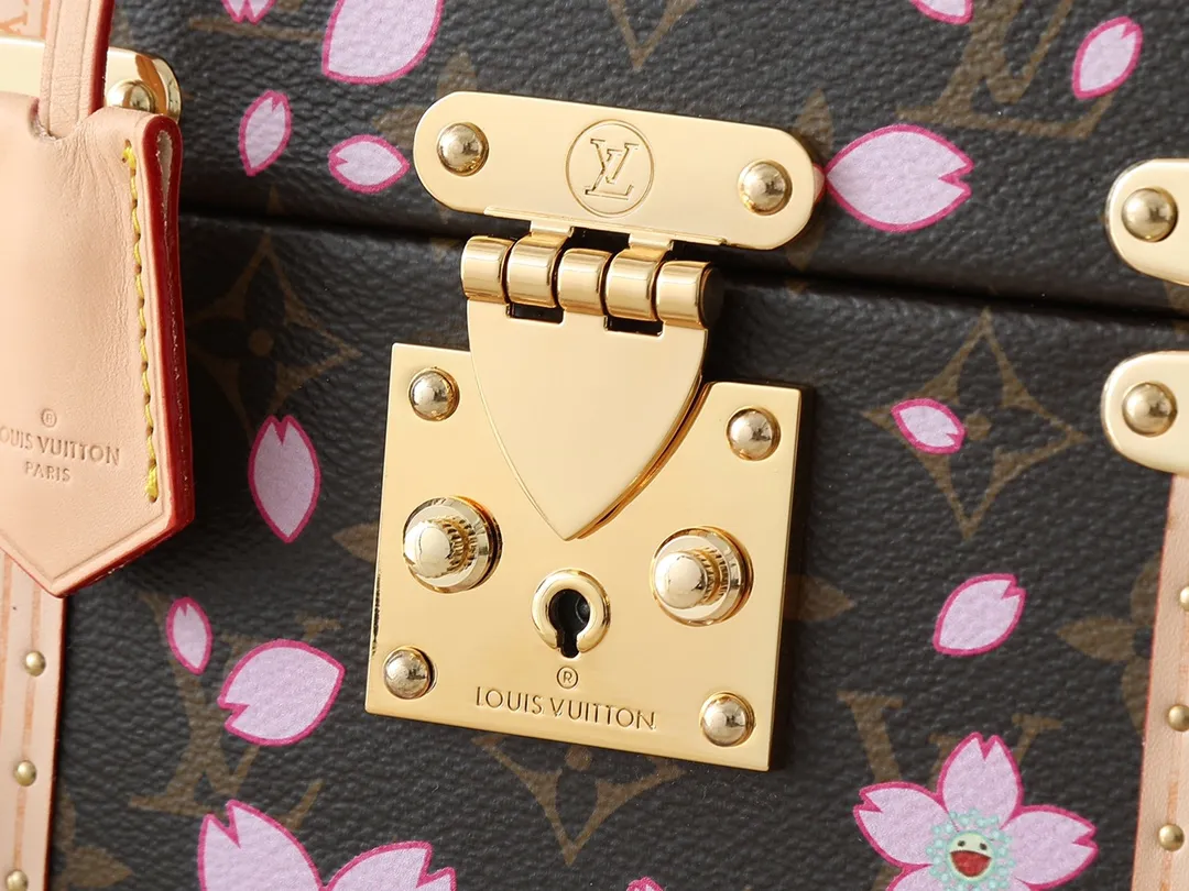 💰620💰Top original version🔥Dynamic chip Double-sided color-changing leather🔥M14173 M10079 M11131 This Camera Box handbag happily joins the Louis Vuitton The Cherry Blossom pattern reflects the bright brushstrokes of the Japanese artist, and cowhide leather trim and dazzling hardware complete the look. Dimensions: 17.5 x 21.5 x 10.5 cm (length x height x width)