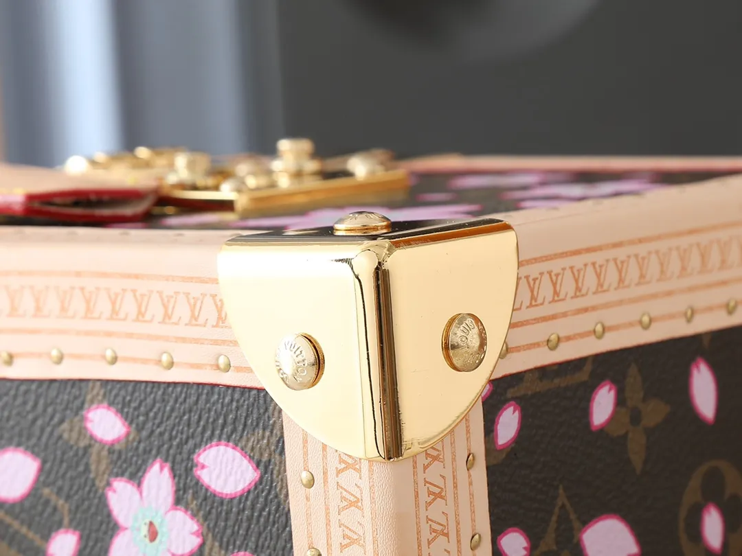 💰620💰Top original version🔥Dynamic chip Double-sided color-changing leather🔥M14173 M10079 M11131 This Camera Box handbag happily joins the Louis Vuitton The Cherry Blossom pattern reflects the bright brushstrokes of the Japanese artist, and cowhide leather trim and dazzling hardware complete the look. Dimensions: 17.5 x 21.5 x 10.5 cm (length x height x width)