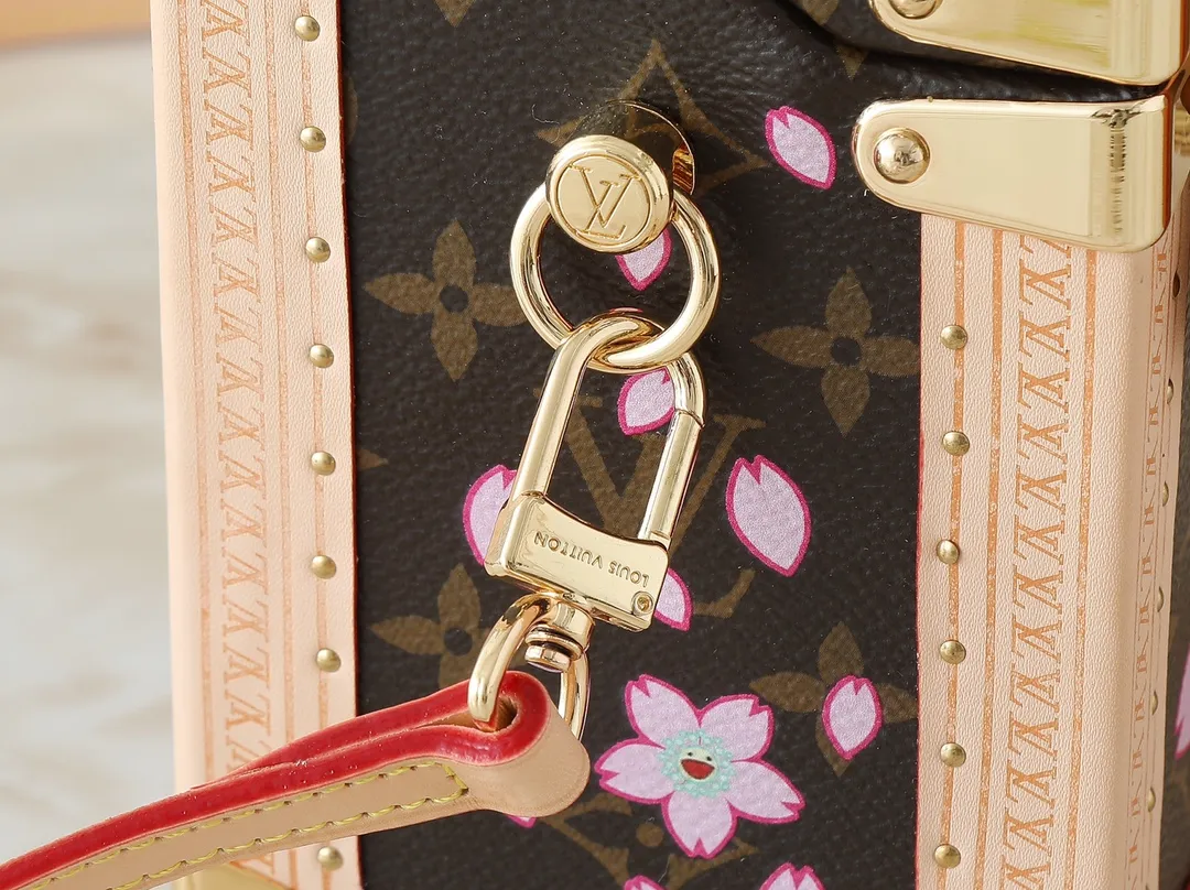 💰620💰Top original version🔥Dynamic chip Double-sided color-changing leather🔥M14173 M10079 M11131 This Camera Box handbag happily joins the Louis Vuitton The Cherry Blossom pattern reflects the bright brushstrokes of the Japanese artist, and cowhide leather trim and dazzling hardware complete the look. Dimensions: 17.5 x 21.5 x 10.5 cm (length x height x width)