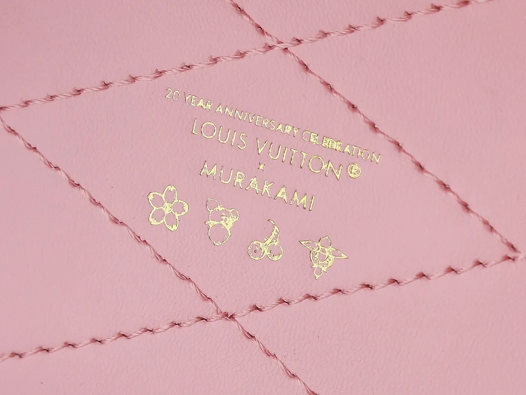 💰620💰Top original version🔥Dynamic chip Double-sided color-changing leather🔥M14173 M10079 M11131 This Camera Box handbag happily joins the Louis Vuitton The Cherry Blossom pattern reflects the bright brushstrokes of the Japanese artist, and cowhide leather trim and dazzling hardware complete the look. Dimensions: 17.5 x 21.5 x 10.5 cm (length x height x width)