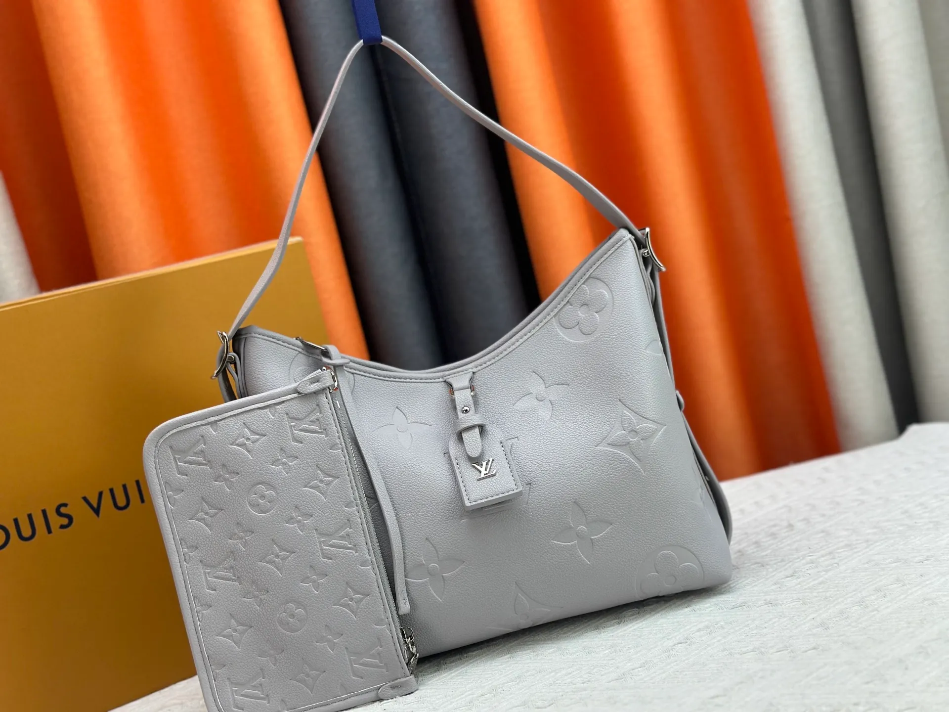 160 Upgraded original M24141 M46288 M46293 M46277 M46298 M46203 CarryAll small handbag is made of Mono gram Empreinte embossed leather, with a generous structure and a neat inner layer, and a large inner bag adds functional elements. Comes with a Monogram embossed zipper clutch secured by a leather strap. A personal companion for urban life. Dimensions 29 x 24 x 12 cm (length x height x width)