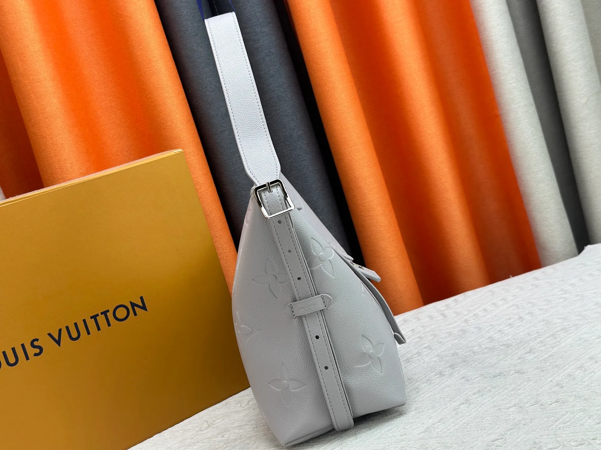 160 Upgraded original M24141 M46288 M46293 M46277 M46298 M46203 CarryAll small handbag is made of Mono gram Empreinte embossed leather, with a generous structure and a neat inner layer, and a large inner bag adds functional elements. Comes with a Monogram embossed zipper clutch secured by a leather strap. A personal companion for urban life. Dimensions 29 x 24 x 12 cm (length x height x width)