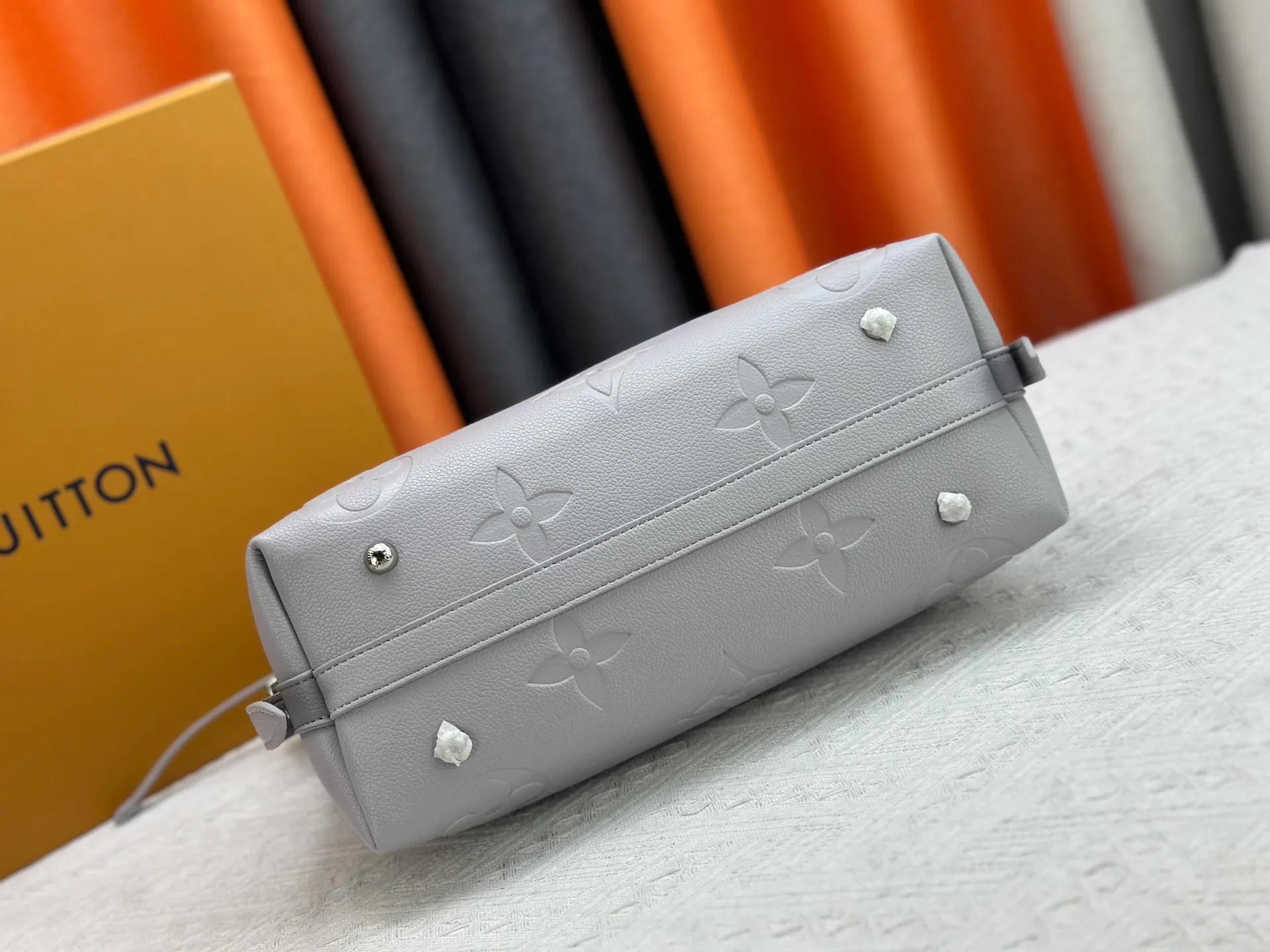 160 Upgraded original M24141 M46288 M46293 M46277 M46298 M46203 CarryAll small handbag is made of Mono gram Empreinte embossed leather, with a generous structure and a neat inner layer, and a large inner bag adds functional elements. Comes with a Monogram embossed zipper clutch secured by a leather strap. A personal companion for urban life. Dimensions 29 x 24 x 12 cm (length x height x width)