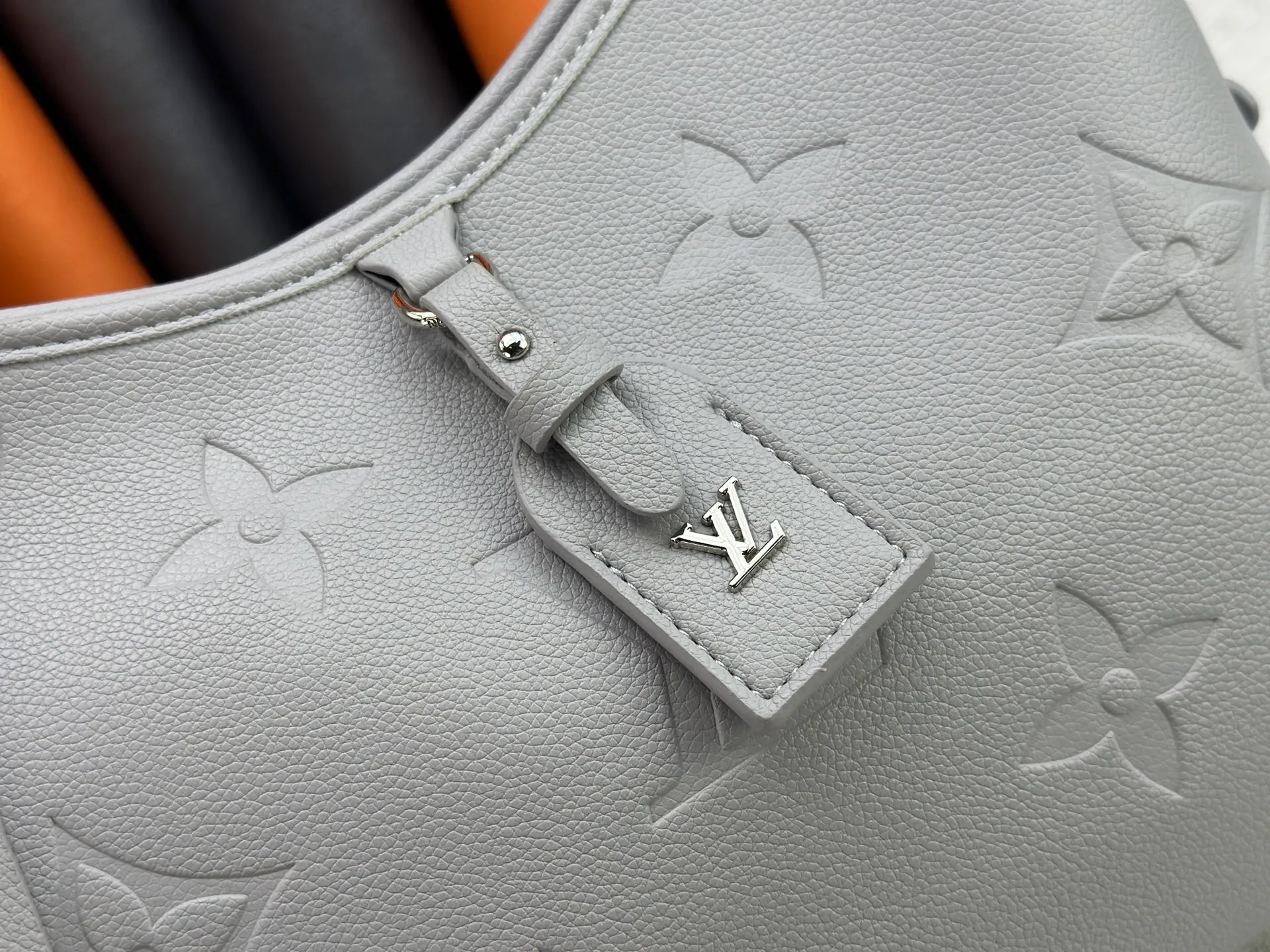 160 Upgraded original M24141 M46288 M46293 M46277 M46298 M46203 CarryAll small handbag is made of Mono gram Empreinte embossed leather, with a generous structure and a neat inner layer, and a large inner bag adds functional elements. Comes with a Monogram embossed zipper clutch secured by a leather strap. A personal companion for urban life. Dimensions 29 x 24 x 12 cm (length x height x width)