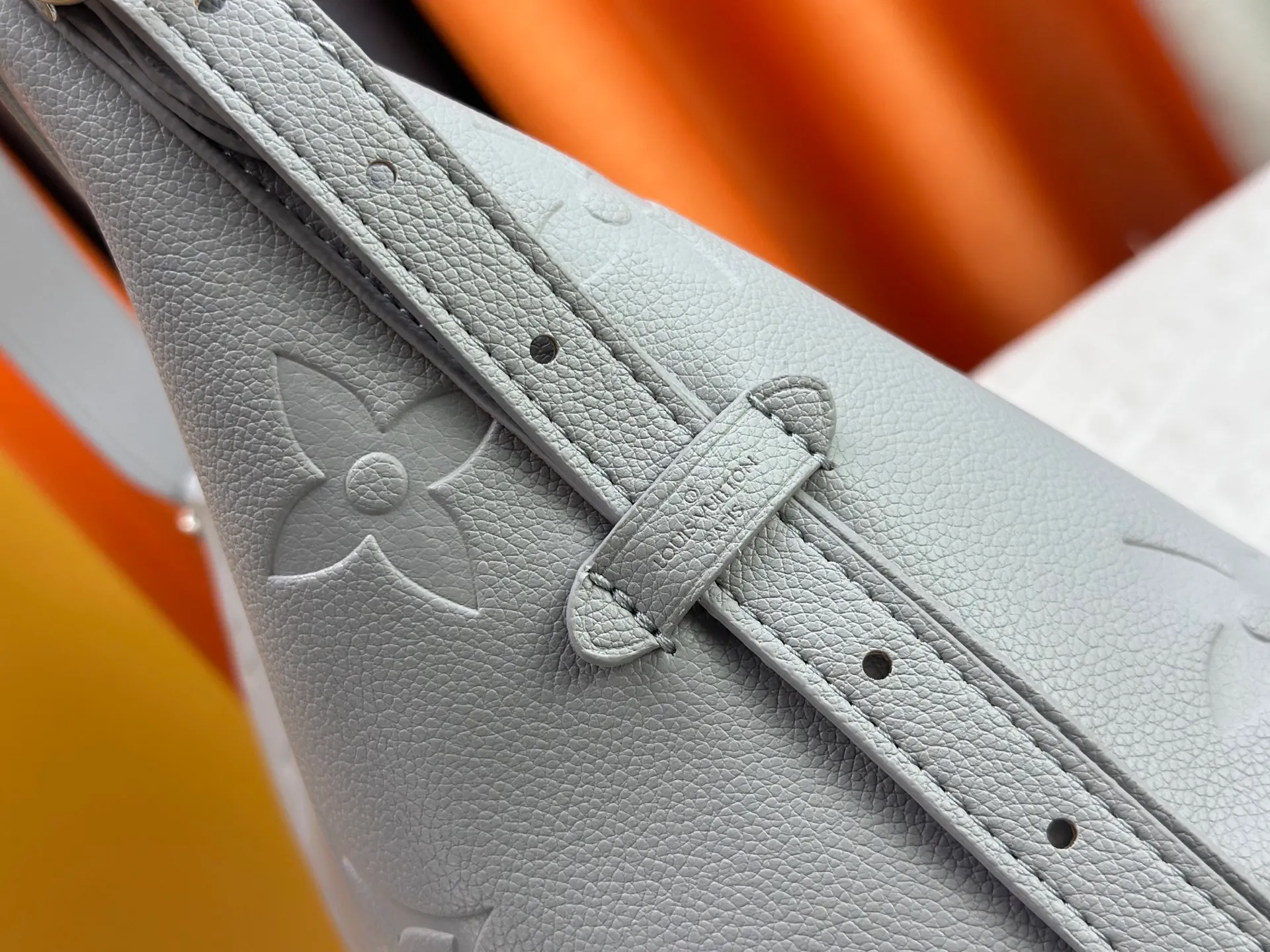 160 Upgraded original M24141 M46288 M46293 M46277 M46298 M46203 CarryAll small handbag is made of Mono gram Empreinte embossed leather, with a generous structure and a neat inner layer, and a large inner bag adds functional elements. Comes with a Monogram embossed zipper clutch secured by a leather strap. A personal companion for urban life. Dimensions 29 x 24 x 12 cm (length x height x width)