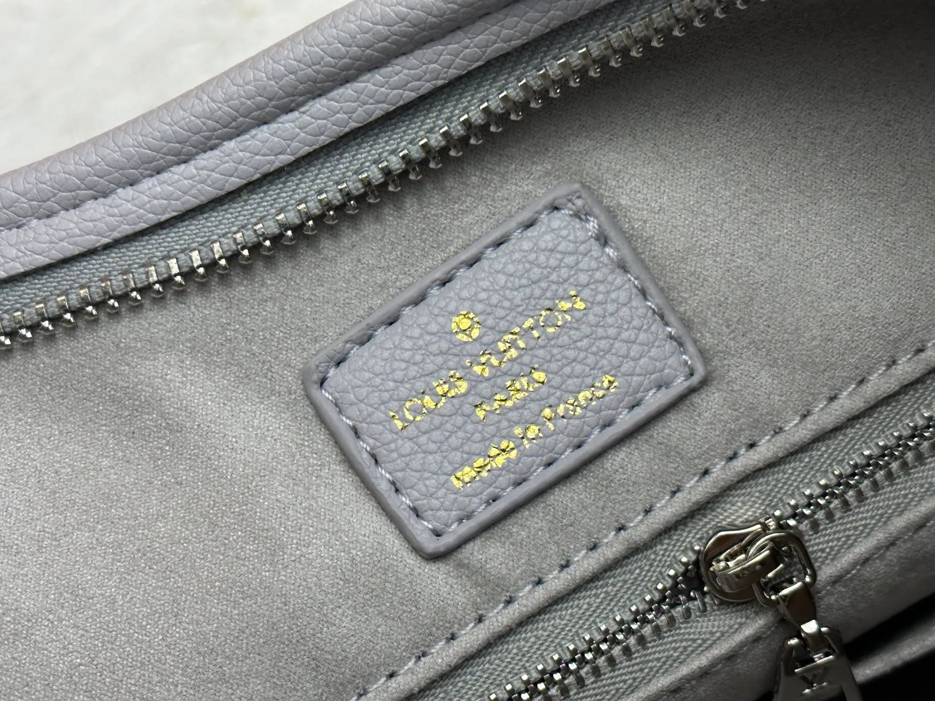 160 Upgraded original M24141 M46288 M46293 M46277 M46298 M46203 CarryAll small handbag is made of Mono gram Empreinte embossed leather, with a generous structure and a neat inner layer, and a large inner bag adds functional elements. Comes with a Monogram embossed zipper clutch secured by a leather strap. A personal companion for urban life. Dimensions 29 x 24 x 12 cm (length x height x width)