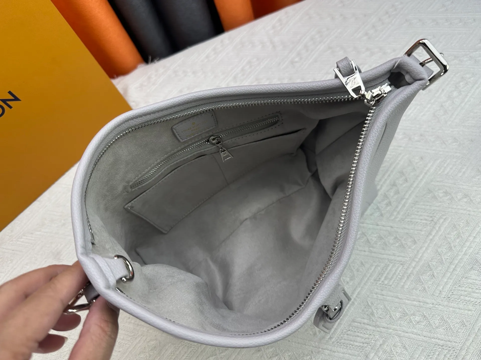 160 Upgraded original M24141 M46288 M46293 M46277 M46298 M46203 CarryAll small handbag is made of Mono gram Empreinte embossed leather, with a generous structure and a neat inner layer, and a large inner bag adds functional elements. Comes with a Monogram embossed zipper clutch secured by a leather strap. A personal companion for urban life. Dimensions 29 x 24 x 12 cm (length x height x width)