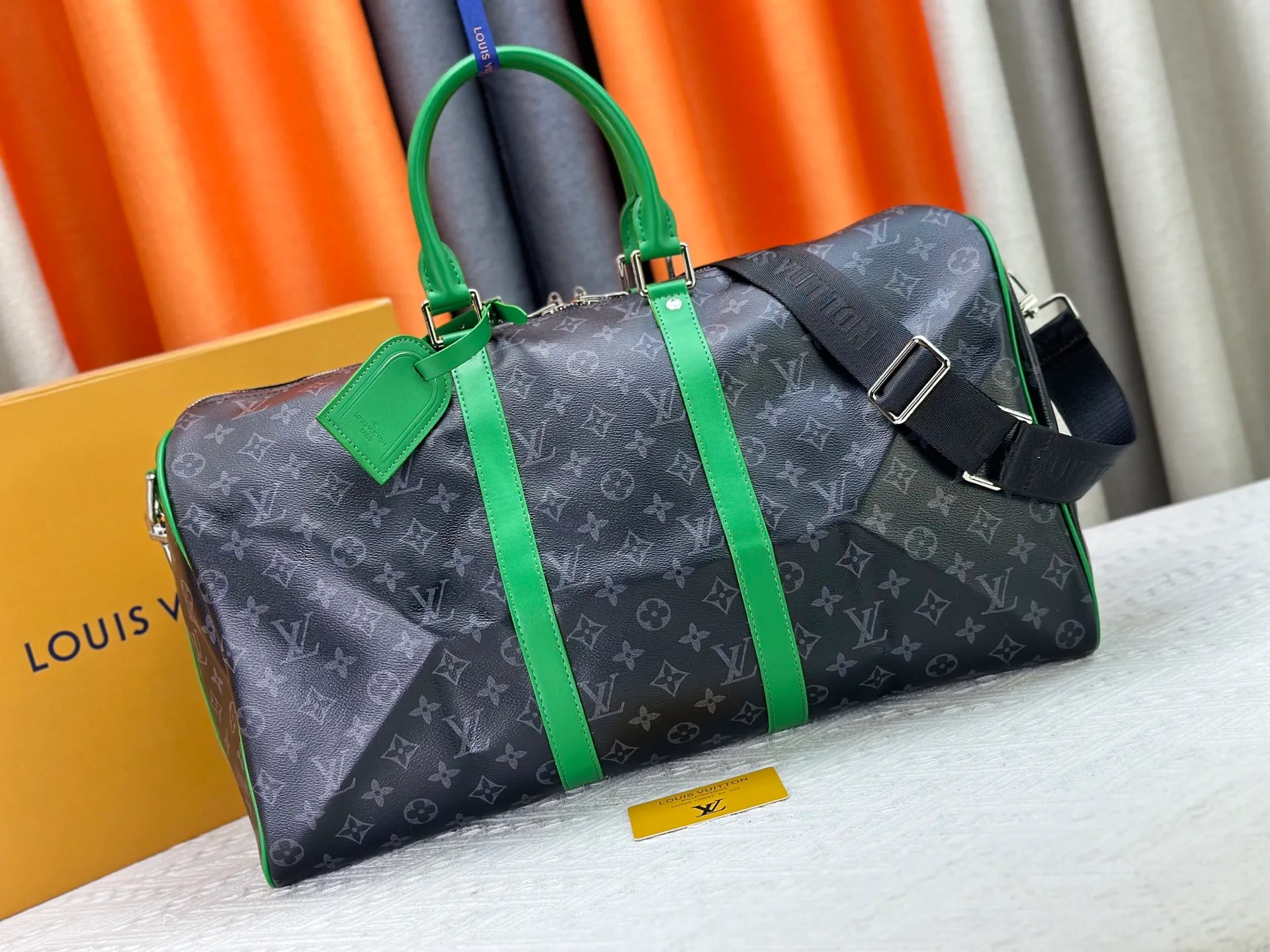 P340 M26434 M41416 Upgraded from the original version, this Keepall Bandoulière 50 travel bag is made of Monogram Eclipse canvas, with bright side straps and top handles to inject a dynamic feel. Compact construction with fabric lining and zippered pockets for on-the-go convenience. The removable and adjustable shoulder strap allows for shoulder or cross-body wear. 29 x 23 x 50 cm (height x width x length)