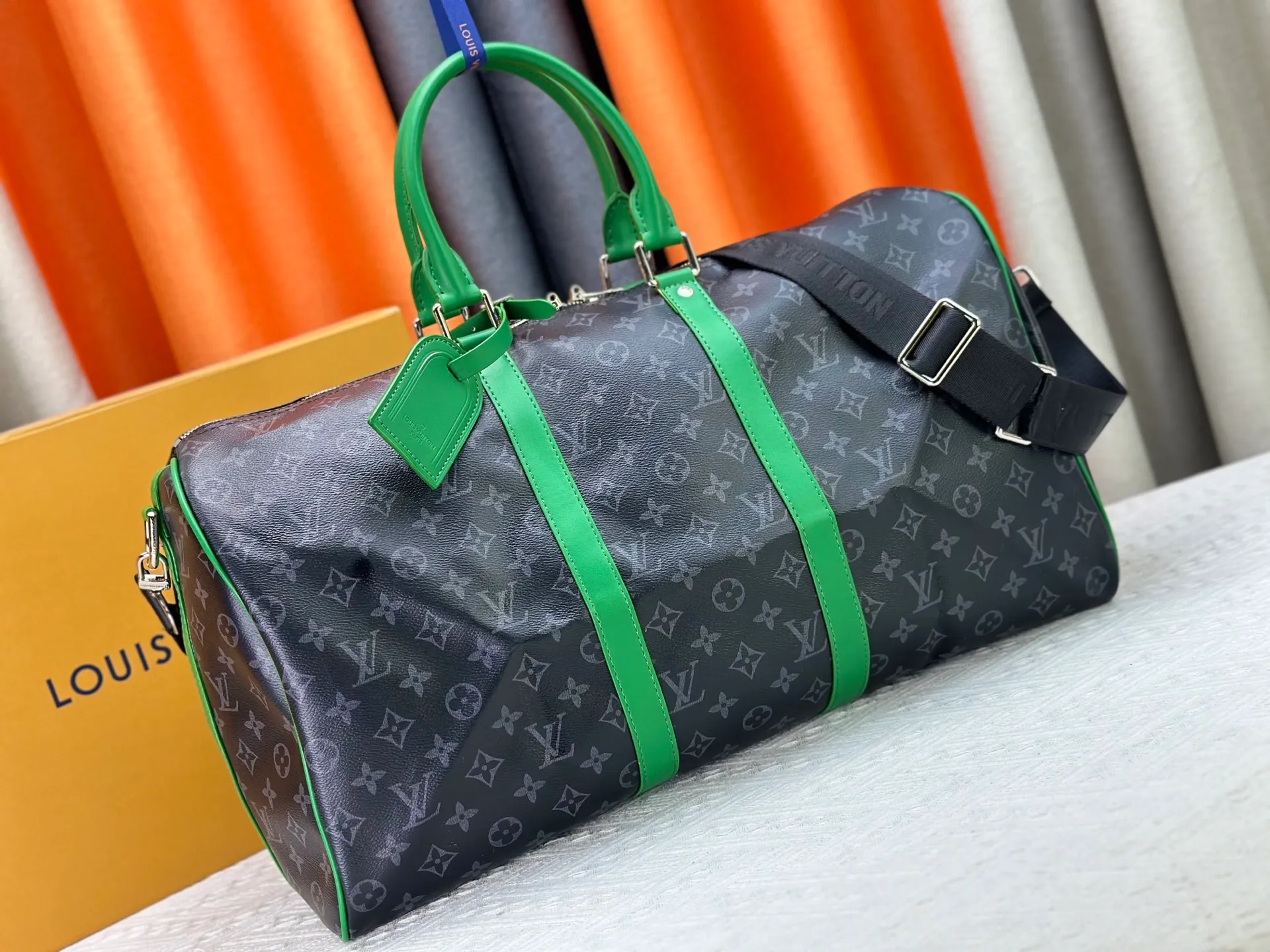 P340 M26434 M41416 Upgraded from the original version, this Keepall Bandoulière 50 travel bag is made of Monogram Eclipse canvas, with bright side straps and top handles to inject a dynamic feel. Compact construction with fabric lining and zippered pockets for on-the-go convenience. The removable and adjustable shoulder strap allows for shoulder or cross-body wear. 29 x 23 x 50 cm (height x width x length)
