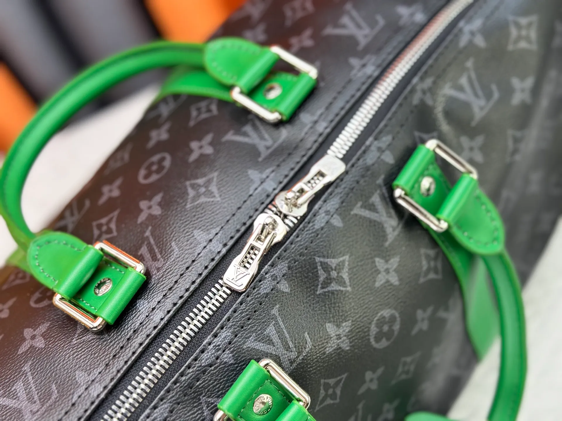 P340 M26434 M41416 Upgraded from the original version, this Keepall Bandoulière 50 travel bag is made of Monogram Eclipse canvas, with bright side straps and top handles to inject a dynamic feel. Compact construction with fabric lining and zippered pockets for on-the-go convenience. The removable and adjustable shoulder strap allows for shoulder or cross-body wear. 29 x 23 x 50 cm (height x width x length)