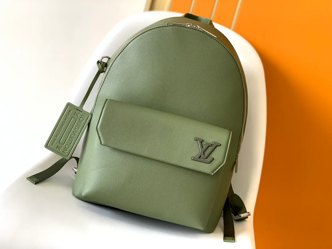 💰1100 (top layer leather) top original single M57079 black M59325 gray M21362 dark green new Aerogram backpack is an innovative and trendy choice with elegant temperament. The fine calfskin is as soft as old aviation letterhead and is embellished with a matte metal logo. The main compartment and flap front pocket provide plenty of space for weekend trips or wandering around the city. Dimensions: 43 x 30 x 14 cm168650