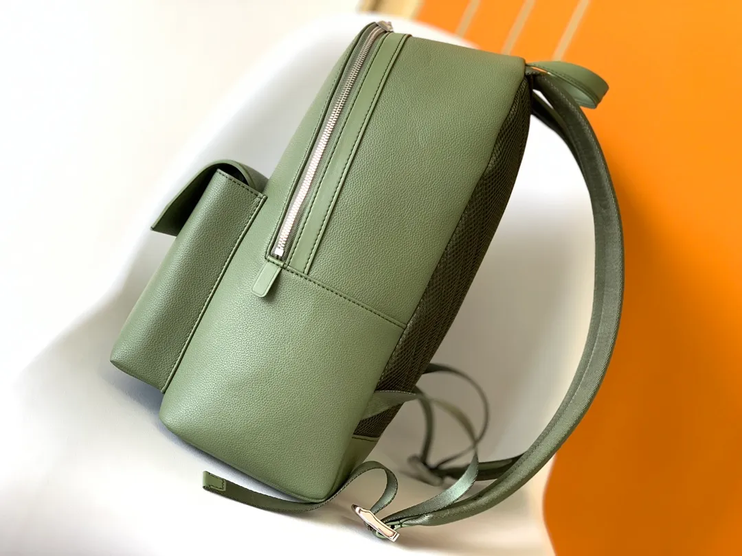 💰1100 (top layer leather) top original single M57079 black M59325 gray M21362 dark green new Aerogram backpack is an innovative and trendy choice with elegant temperament. The fine calfskin is as soft as old aviation letterhead and is embellished with a matte metal logo. The main compartment and flap front pocket provide plenty of space for weekend trips or wandering around the city. Dimensions: 43 x 30 x 14 cm168650