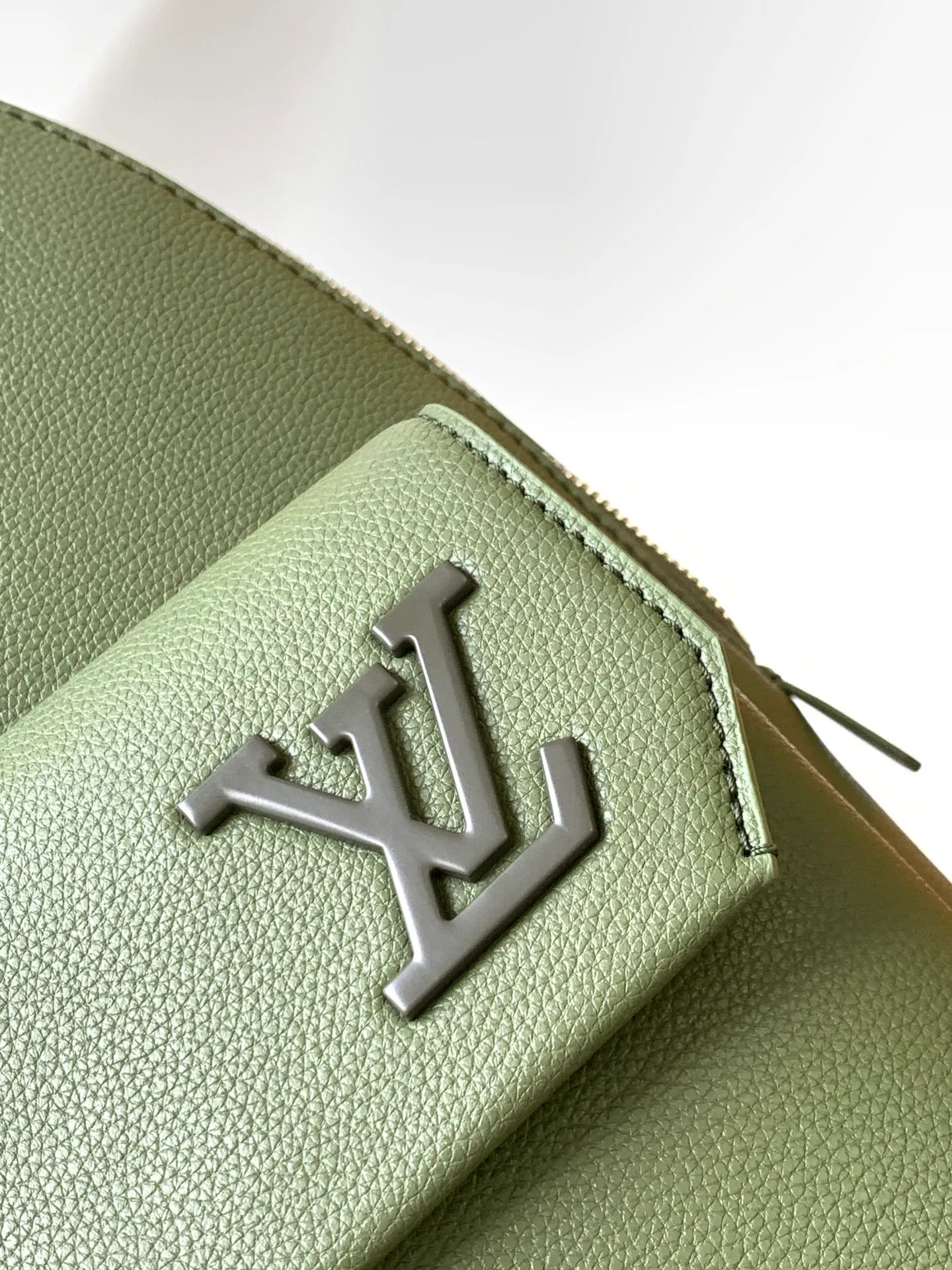 💰1100 (top layer leather) top original single M57079 black M59325 gray M21362 dark green new Aerogram backpack is an innovative and trendy choice with elegant temperament. The fine calfskin is as soft as old aviation letterhead and is embellished with a matte metal logo. The main compartment and flap front pocket provide plenty of space for weekend trips or wandering around the city. Dimensions: 43 x 30 x 14 cm168650