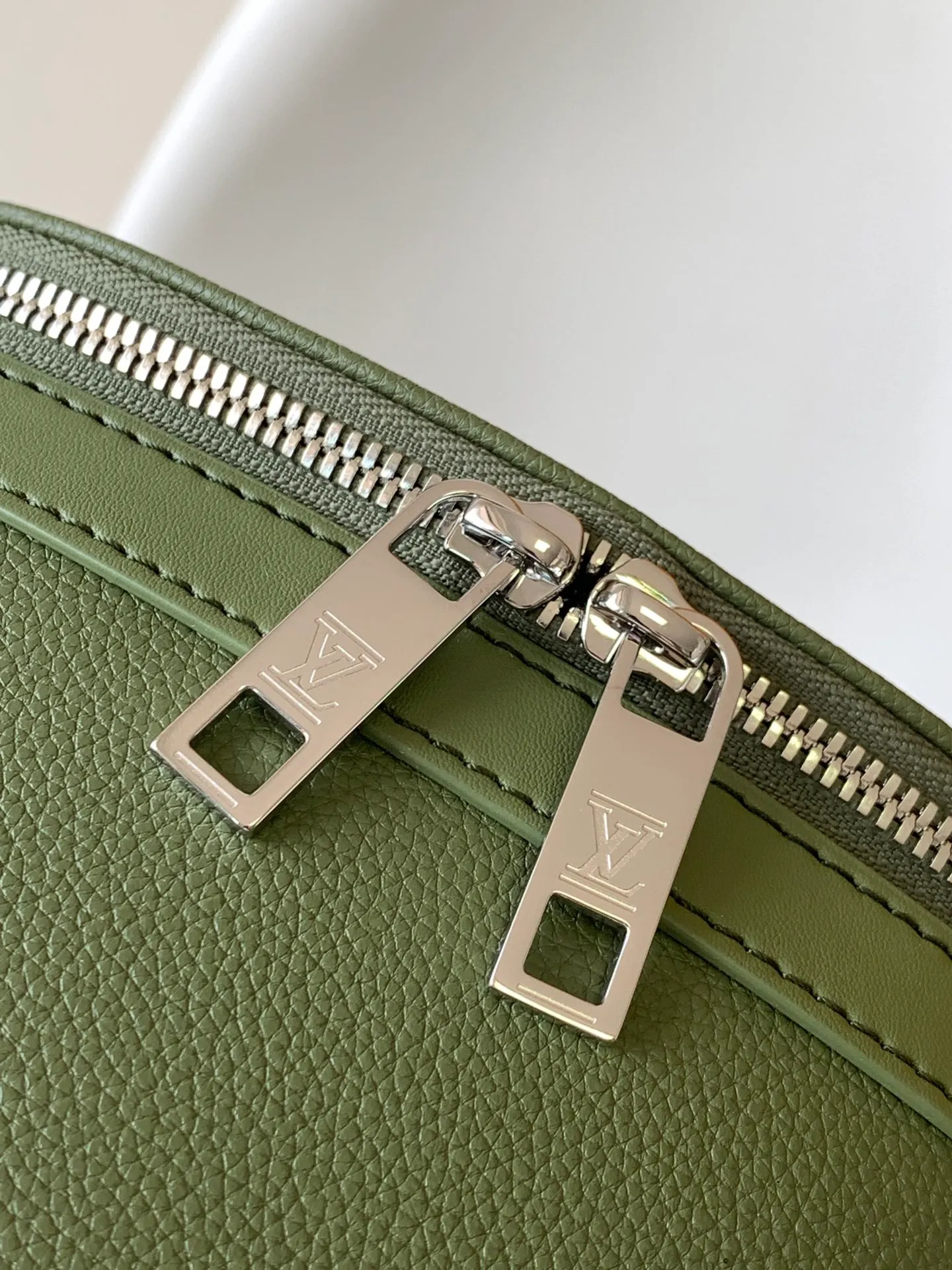 💰1100 (top layer leather) top original single M57079 black M59325 gray M21362 dark green new Aerogram backpack is an innovative and trendy choice with elegant temperament. The fine calfskin is as soft as old aviation letterhead and is embellished with a matte metal logo. The main compartment and flap front pocket provide plenty of space for weekend trips or wandering around the city. Dimensions: 43 x 30 x 14 cm168650