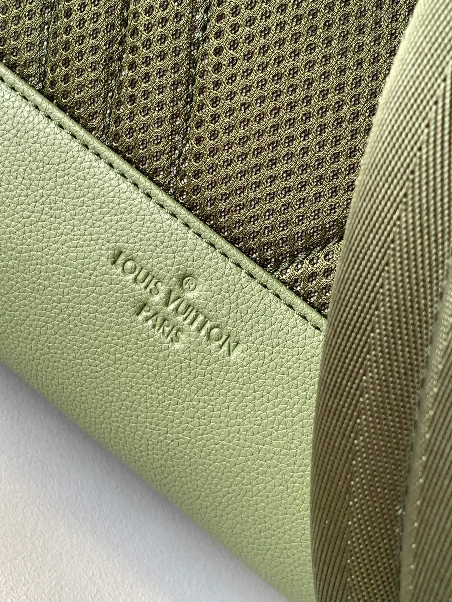 💰1100 (top layer leather) top original single M57079 black M59325 gray M21362 dark green new Aerogram backpack is an innovative and trendy choice with elegant temperament. The fine calfskin is as soft as old aviation letterhead and is embellished with a matte metal logo. The main compartment and flap front pocket provide plenty of space for weekend trips or wandering around the city. Dimensions: 43 x 30 x 14 cm168650