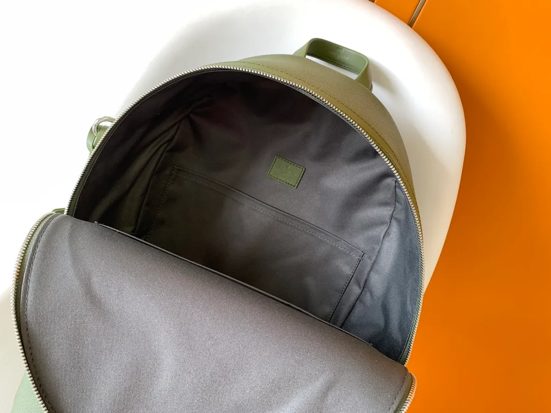 💰1100 (top layer leather) top original single M57079 black M59325 gray M21362 dark green new Aerogram backpack is an innovative and trendy choice with elegant temperament. The fine calfskin is as soft as old aviation letterhead and is embellished with a matte metal logo. The main compartment and flap front pocket provide plenty of space for weekend trips or wandering around the city. Dimensions: 43 x 30 x 14 cm168650