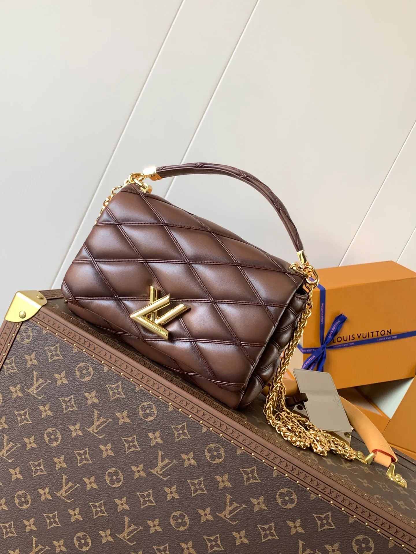💰1280 (top layer leather) top original order, code changing chip M23045 dark gray M22891 beige M23601 brown M22891 black M12338 vanilla M24465 pink gradient M23682 dark blue M12434 blue gradient M22891 blue and white checkered M22891 red and white checkered M25107 silver M22891 patent leather M22892 black pink gradient M24186 light blue gradient M24465 nude pink gradient M12567 burgundy M11374 black hardware M12332 light coffee color M22890 white leather with black stripes Top original custom leather ~ colors are being updated continuously! This medium GO-14 bag is crafted from rich sheepskin leather with a quilted pattern that pays homage to the brand's traditional luggage designs. The Twist lock makes a striking statement, and the top handle can be carried by hand alone, or it can be transformed into a leather shoulder pad on the sliding chain strap for comfortable shoulder or cross-body wear. Dimensions: 23 x 16 x 10cm