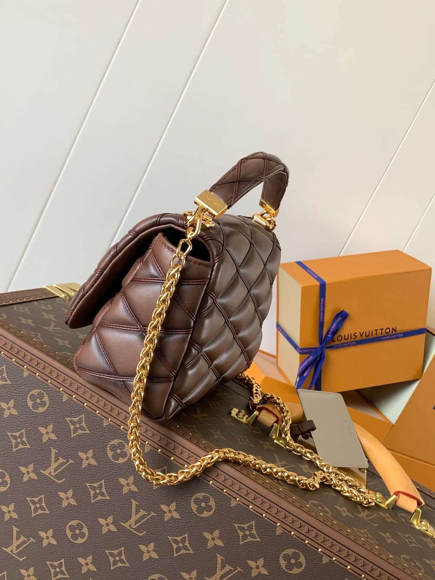💰1280 (top layer leather) top original order, code changing chip M23045 dark gray M22891 beige M23601 brown M22891 black M12338 vanilla M24465 pink gradient M23682 dark blue M12434 blue gradient M22891 blue and white checkered M22891 red and white checkered M25107 silver M22891 patent leather M22892 black pink gradient M24186 light blue gradient M24465 nude pink gradient M12567 burgundy M11374 black hardware M12332 light coffee color M22890 white leather with black stripes Top original custom leather ~ colors are being updated continuously! This medium GO-14 bag is crafted from rich sheepskin leather with a quilted pattern that pays homage to the brand's traditional luggage designs. The Twist lock makes a striking statement, and the top handle can be carried by hand alone, or it can be transformed into a leather shoulder pad on the sliding chain strap for comfortable shoulder or cross-body wear. Dimensions: 23 x 16 x 10cm
