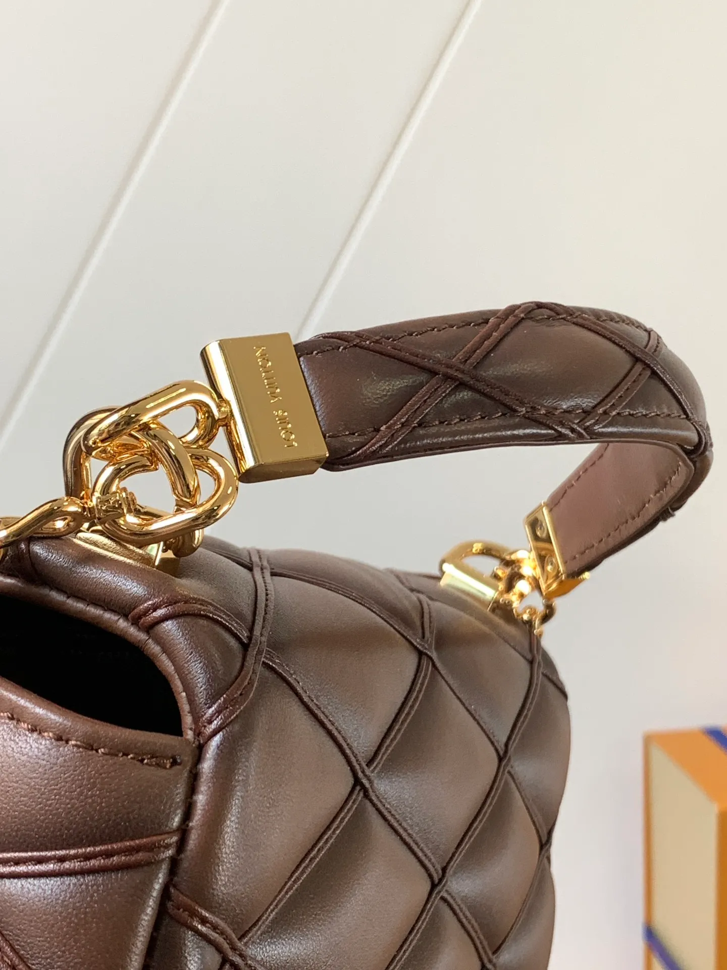 💰1280 (top layer leather) top original order, code changing chip M23045 dark gray M22891 beige M23601 brown M22891 black M12338 vanilla M24465 pink gradient M23682 dark blue M12434 blue gradient M22891 blue and white checkered M22891 red and white checkered M25107 silver M22891 patent leather M22892 black pink gradient M24186 light blue gradient M24465 nude pink gradient M12567 burgundy M11374 black hardware M12332 light coffee color M22890 white leather with black stripes Top original custom leather ~ colors are being updated continuously! This medium GO-14 bag is crafted from rich sheepskin leather with a quilted pattern that pays homage to the brand's traditional luggage designs. The Twist lock makes a striking statement, and the top handle can be carried by hand alone, or it can be transformed into a leather shoulder pad on the sliding chain strap for comfortable shoulder or cross-body wear. Dimensions: 23 x 16 x 10cm