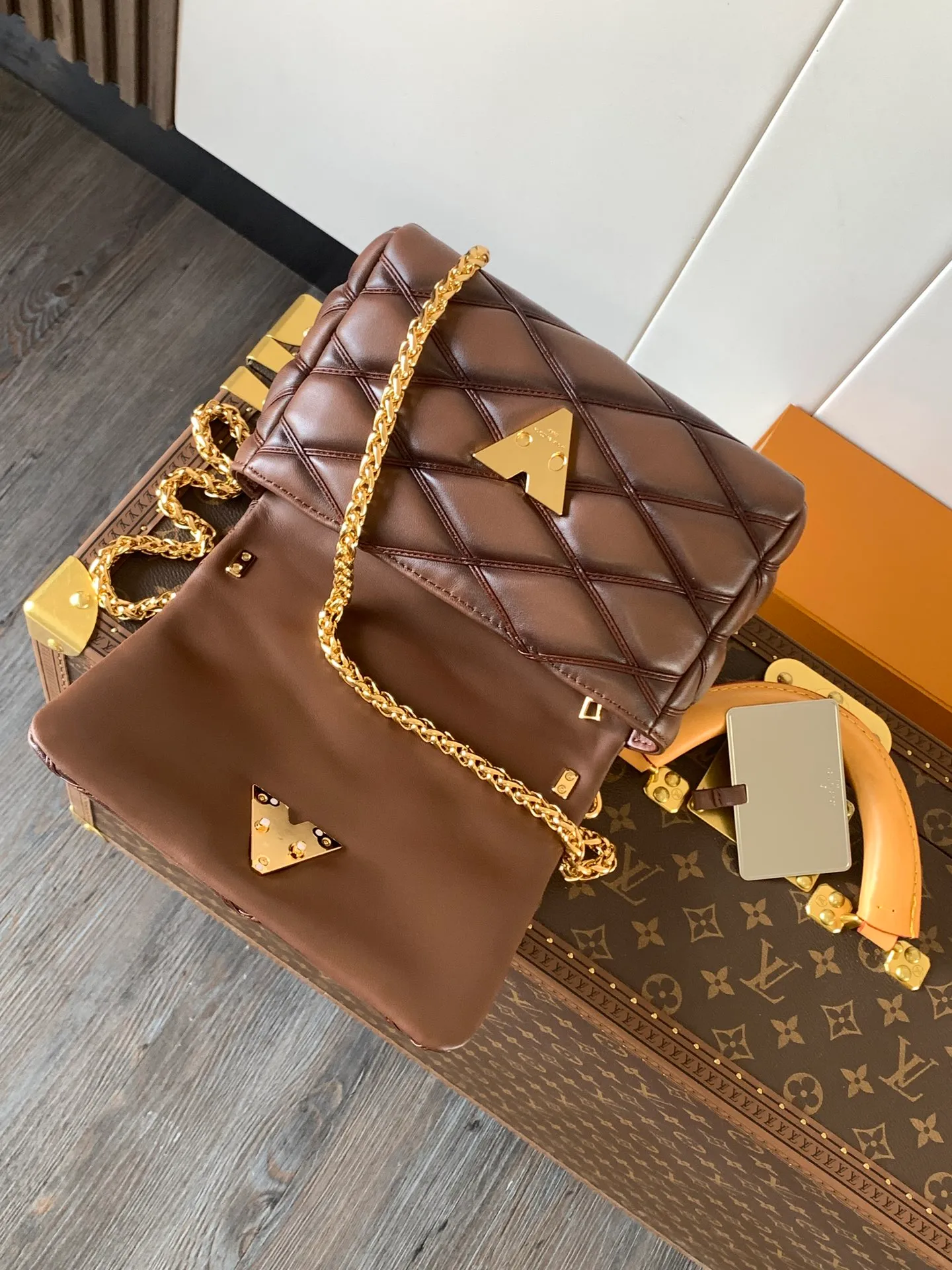 💰1280 (top layer leather) top original order, code changing chip M23045 dark gray M22891 beige M23601 brown M22891 black M12338 vanilla M24465 pink gradient M23682 dark blue M12434 blue gradient M22891 blue and white checkered M22891 red and white checkered M25107 silver M22891 patent leather M22892 black pink gradient M24186 light blue gradient M24465 nude pink gradient M12567 burgundy M11374 black hardware M12332 light coffee color M22890 white leather with black stripes Top original custom leather ~ colors are being updated continuously! This medium GO-14 bag is crafted from rich sheepskin leather with a quilted pattern that pays homage to the brand's traditional luggage designs. The Twist lock makes a striking statement, and the top handle can be carried by hand alone, or it can be transformed into a leather shoulder pad on the sliding chain strap for comfortable shoulder or cross-body wear. Dimensions: 23 x 16 x 10cm
