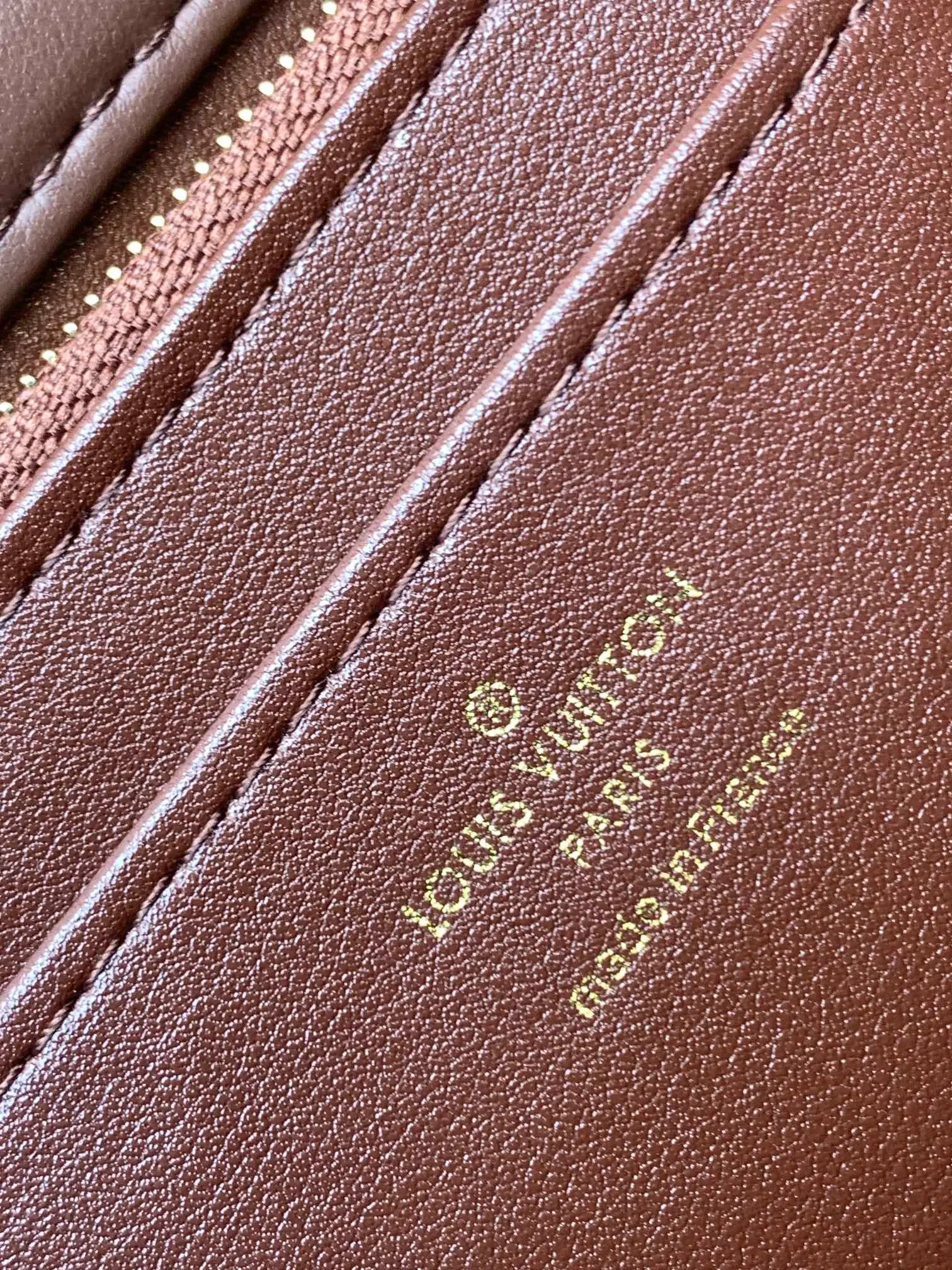 💰1280 (top layer leather) top original order, code changing chip M23045 dark gray M22891 beige M23601 brown M22891 black M12338 vanilla M24465 pink gradient M23682 dark blue M12434 blue gradient M22891 blue and white checkered M22891 red and white checkered M25107 silver M22891 patent leather M22892 black pink gradient M24186 light blue gradient M24465 nude pink gradient M12567 burgundy M11374 black hardware M12332 light coffee color M22890 white leather with black stripes Top original custom leather ~ colors are being updated continuously! This medium GO-14 bag is crafted from rich sheepskin leather with a quilted pattern that pays homage to the brand's traditional luggage designs. The Twist lock makes a striking statement, and the top handle can be carried by hand alone, or it can be transformed into a leather shoulder pad on the sliding chain strap for comfortable shoulder or cross-body wear. Dimensions: 23 x 16 x 10cm
