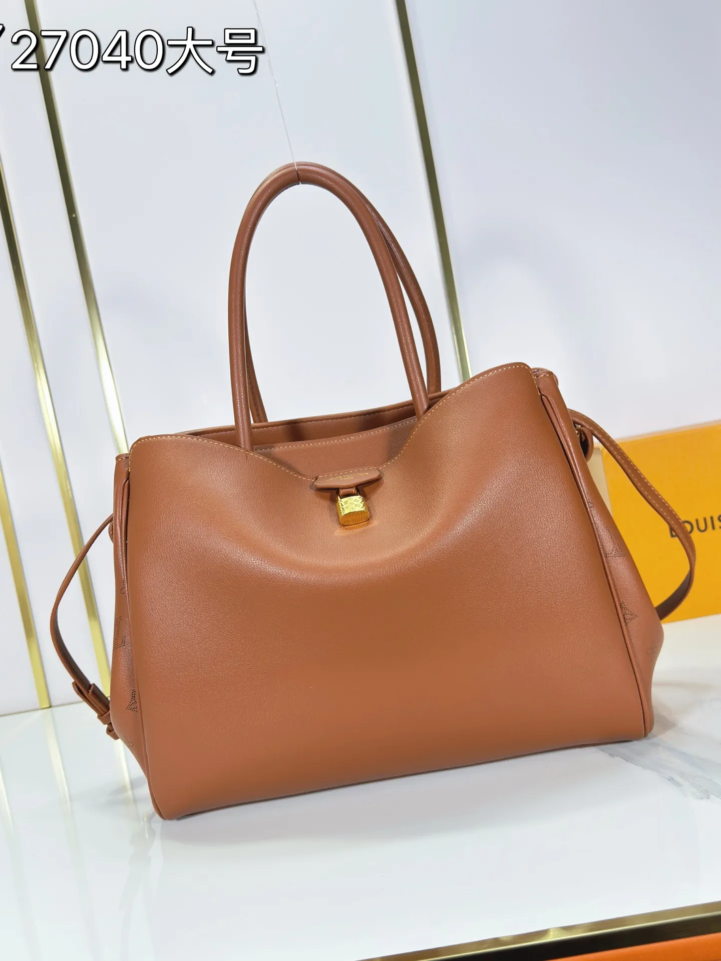 P340 Upgraded from the original M26501 M26502 M27040 M26338 This Vendôme handbag makes the cow leather reveal a silky satin luster, and is equipped with a dazzling buckle and a Monogram padlock to achieve a practical and trendy configuration, highlighting the elegant charm and the brand's exquisite craftsmanship. Side straps cinched the tote, and multiple pockets securely store valuables. Dimensions: 35.5 x 28 x 17 (cm) ((length x height x width)