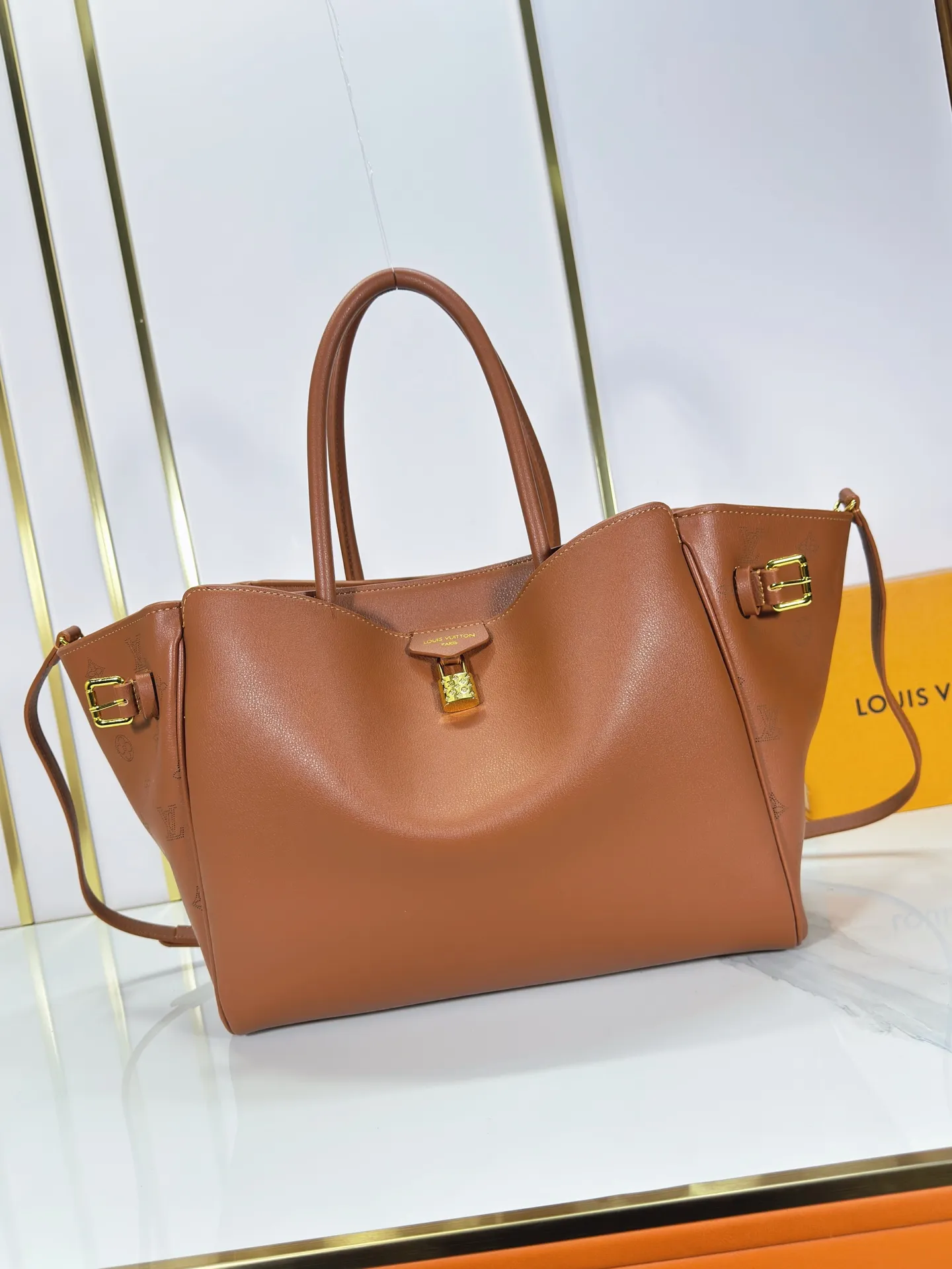 P340 Upgraded from the original M26501 M26502 M27040 M26338 This Vendôme handbag makes the cow leather reveal a silky satin luster, and is equipped with a dazzling buckle and a Monogram padlock to achieve a practical and trendy configuration, highlighting the elegant charm and the brand's exquisite craftsmanship. Side straps cinched the tote, and multiple pockets securely store valuables. Dimensions: 35.5 x 28 x 17 (cm) ((length x height x width)