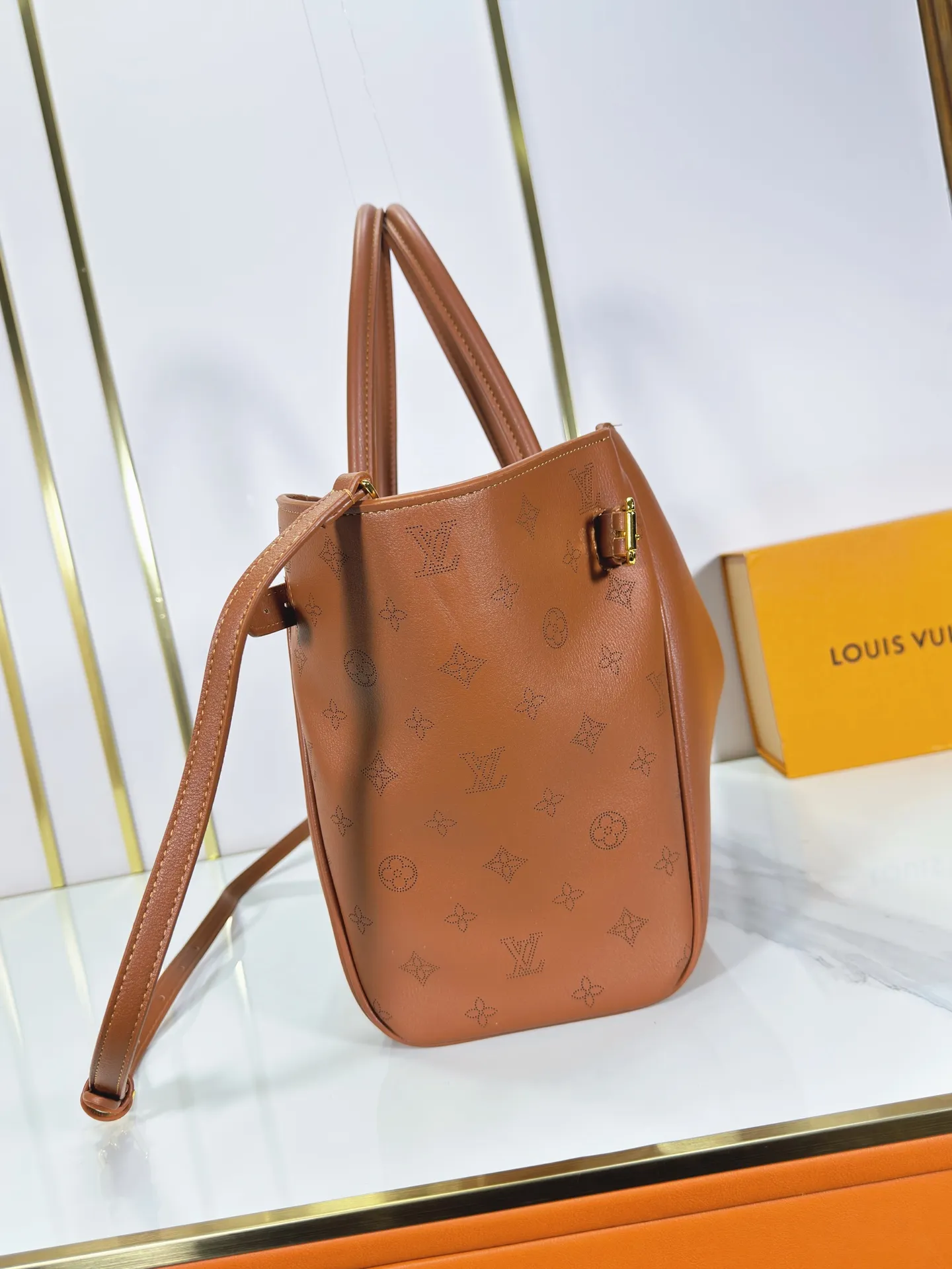 P340 Upgraded from the original M26501 M26502 M27040 M26338 This Vendôme handbag makes the cow leather reveal a silky satin luster, and is equipped with a dazzling buckle and a Monogram padlock to achieve a practical and trendy configuration, highlighting the elegant charm and the brand's exquisite craftsmanship. Side straps cinched the tote, and multiple pockets securely store valuables. Dimensions: 35.5 x 28 x 17 (cm) ((length x height x width)