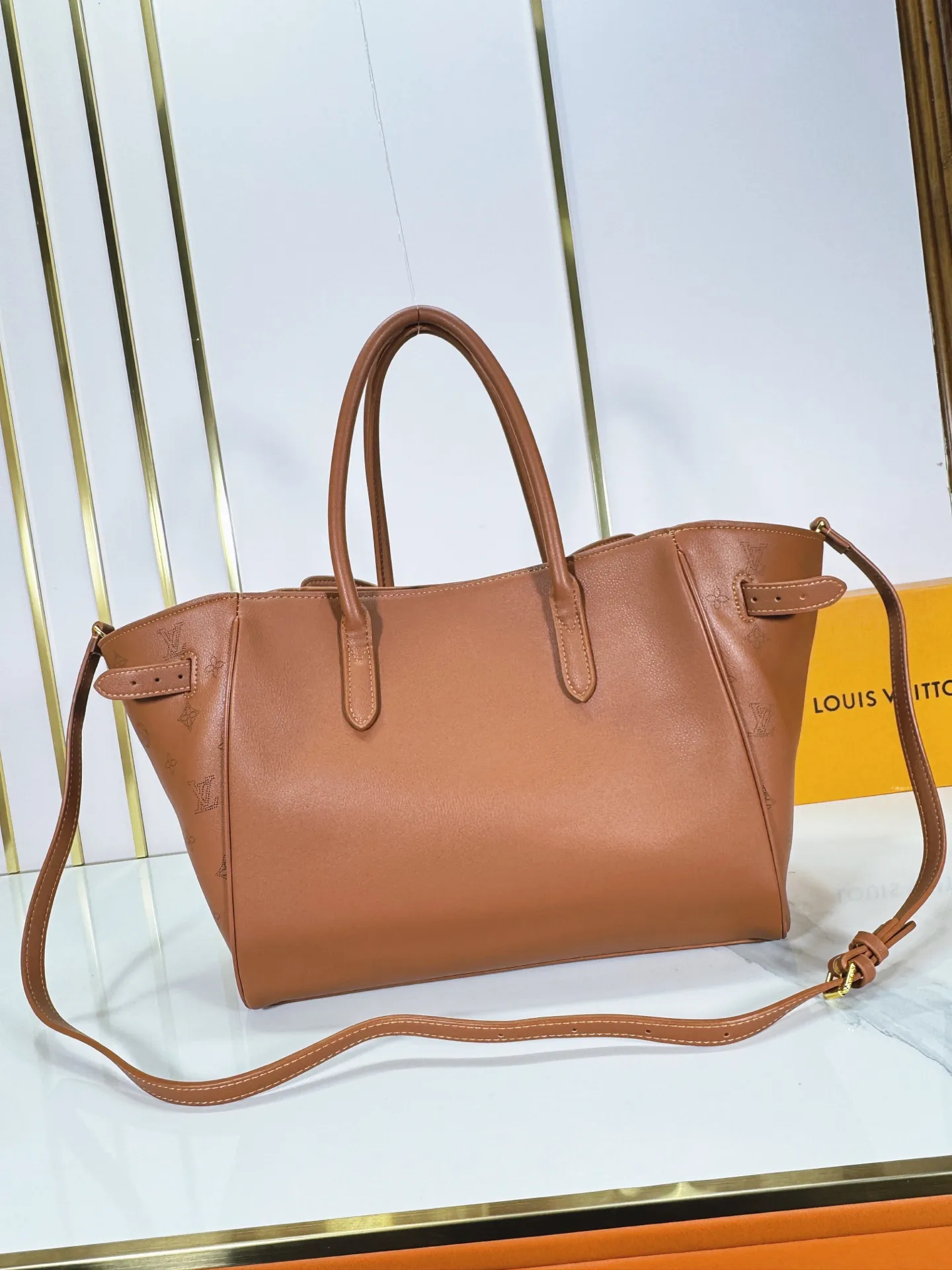 P340 Upgraded from the original M26501 M26502 M27040 M26338 This Vendôme handbag makes the cow leather reveal a silky satin luster, and is equipped with a dazzling buckle and a Monogram padlock to achieve a practical and trendy configuration, highlighting the elegant charm and the brand's exquisite craftsmanship. Side straps cinched the tote, and multiple pockets securely store valuables. Dimensions: 35.5 x 28 x 17 (cm) ((length x height x width)