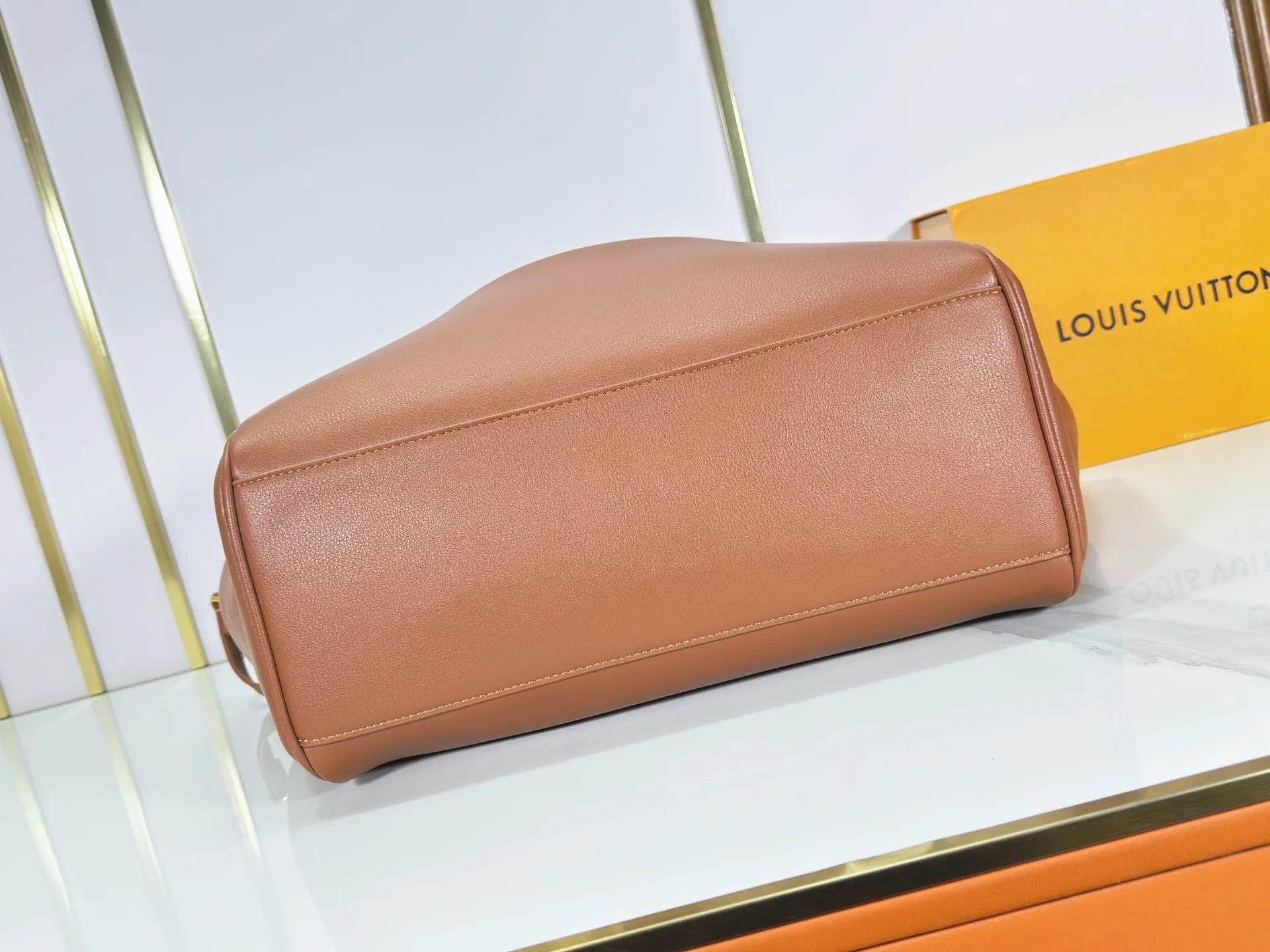 P340 Upgraded from the original M26501 M26502 M27040 M26338 This Vendôme handbag makes the cow leather reveal a silky satin luster, and is equipped with a dazzling buckle and a Monogram padlock to achieve a practical and trendy configuration, highlighting the elegant charm and the brand's exquisite craftsmanship. Side straps cinched the tote, and multiple pockets securely store valuables. Dimensions: 35.5 x 28 x 17 (cm) ((length x height x width)