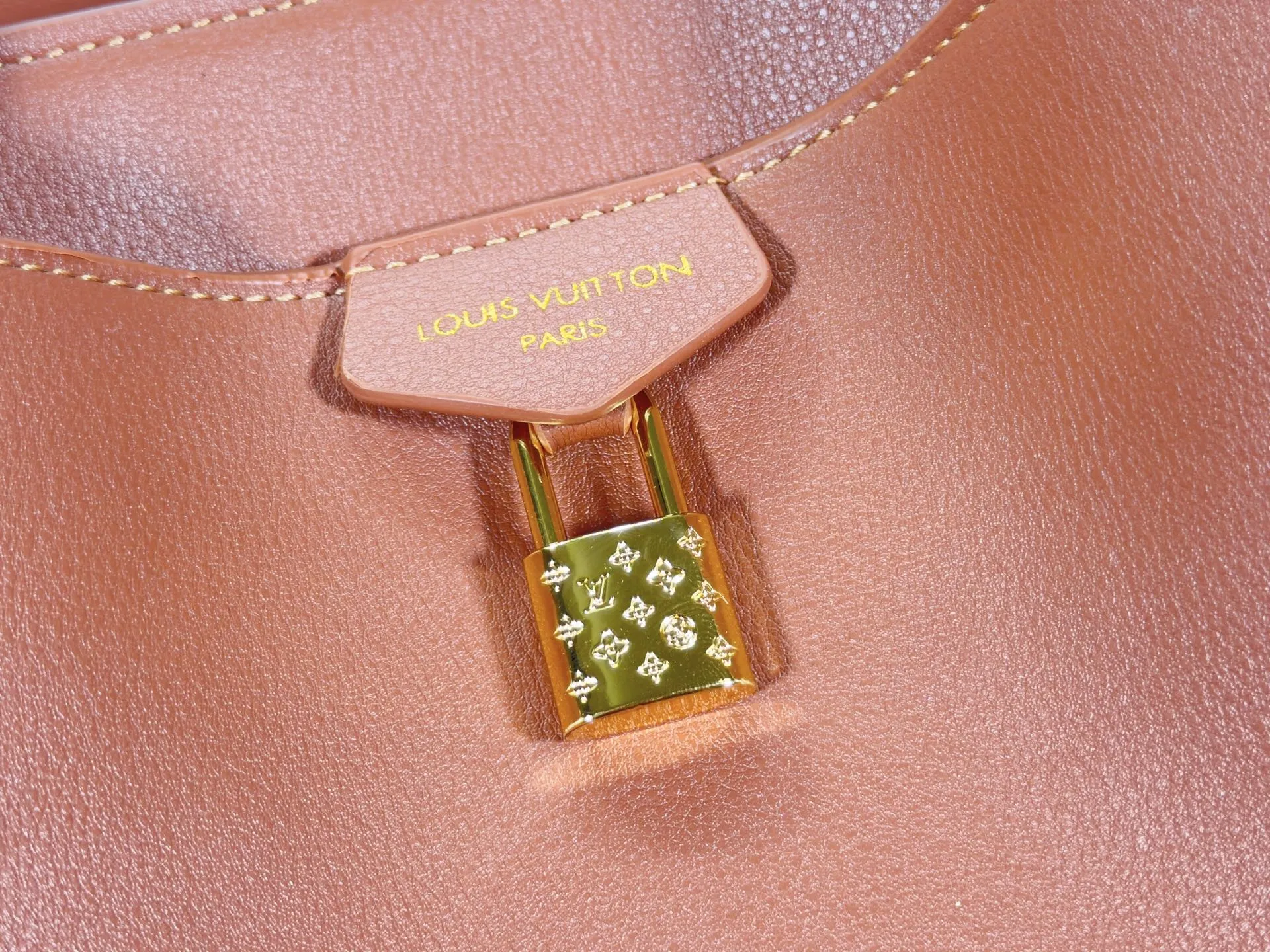 P340 Upgraded from the original M26501 M26502 M27040 M26338 This Vendôme handbag makes the cow leather reveal a silky satin luster, and is equipped with a dazzling buckle and a Monogram padlock to achieve a practical and trendy configuration, highlighting the elegant charm and the brand's exquisite craftsmanship. Side straps cinched the tote, and multiple pockets securely store valuables. Dimensions: 35.5 x 28 x 17 (cm) ((length x height x width)