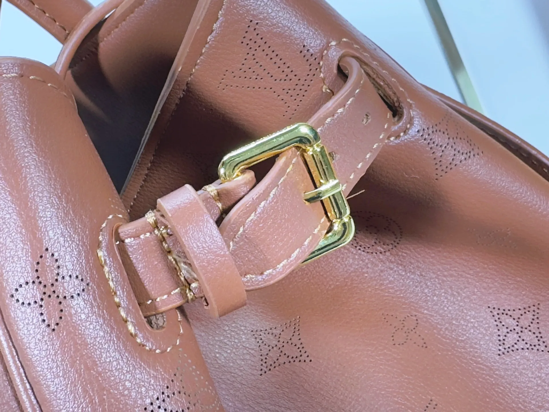 P340 Upgraded from the original M26501 M26502 M27040 M26338 This Vendôme handbag makes the cow leather reveal a silky satin luster, and is equipped with a dazzling buckle and a Monogram padlock to achieve a practical and trendy configuration, highlighting the elegant charm and the brand's exquisite craftsmanship. Side straps cinched the tote, and multiple pockets securely store valuables. Dimensions: 35.5 x 28 x 17 (cm) ((length x height x width)