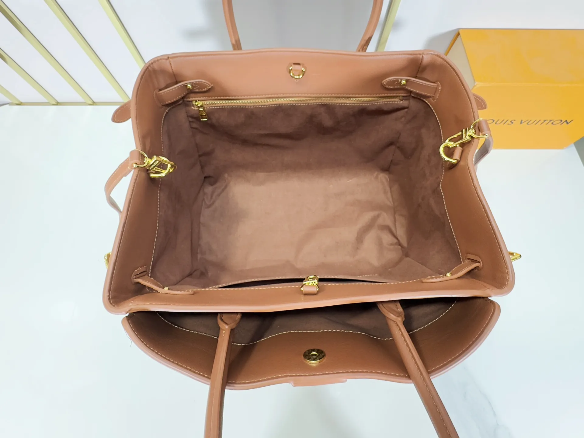 P340 Upgraded from the original M26501 M26502 M27040 M26338 This Vendôme handbag makes the cow leather reveal a silky satin luster, and is equipped with a dazzling buckle and a Monogram padlock to achieve a practical and trendy configuration, highlighting the elegant charm and the brand's exquisite craftsmanship. Side straps cinched the tote, and multiple pockets securely store valuables. Dimensions: 35.5 x 28 x 17 (cm) ((length x height x width)