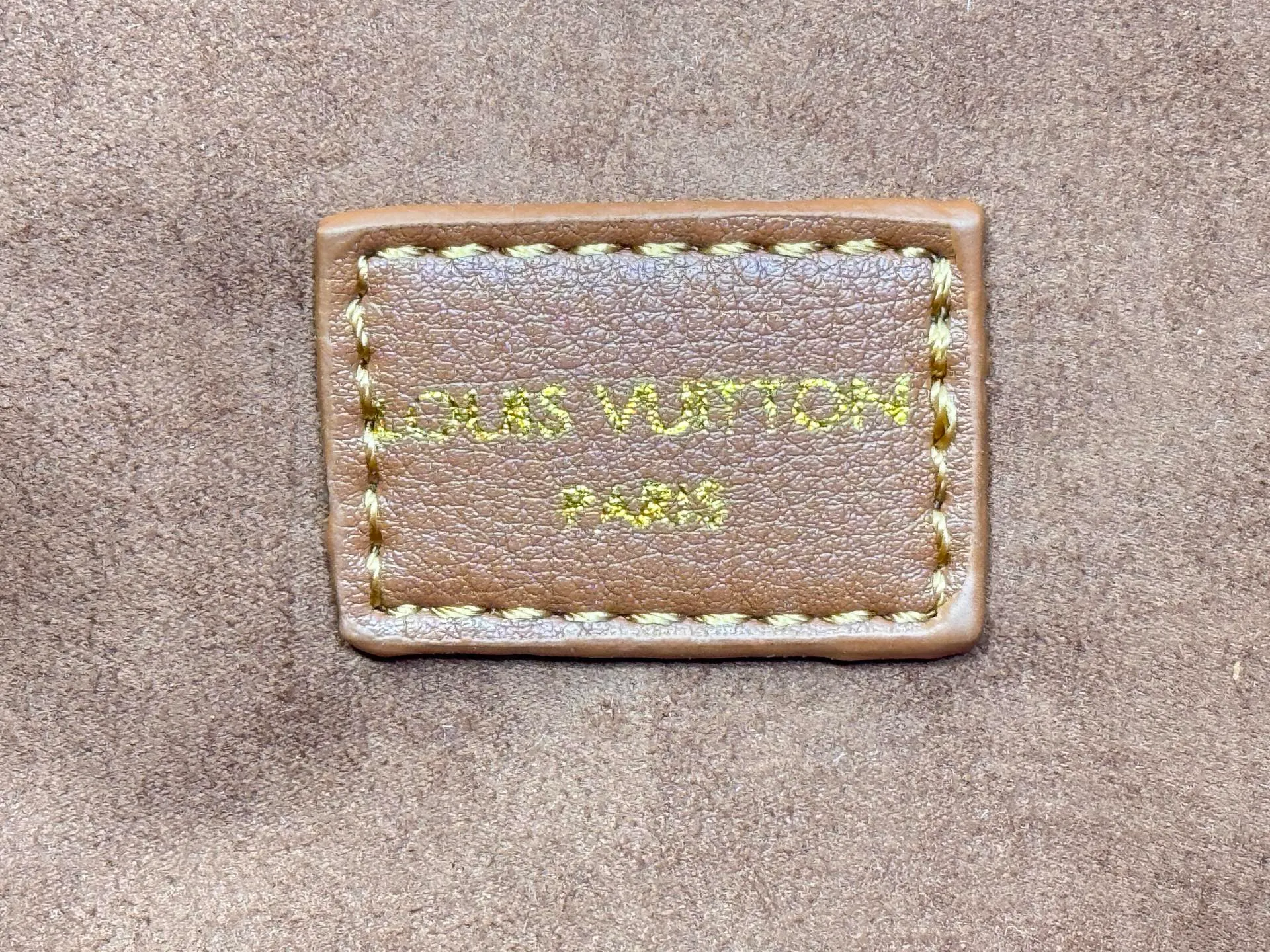 P340 Upgraded from the original M26501 M26502 M27040 M26338 This Vendôme handbag makes the cow leather reveal a silky satin luster, and is equipped with a dazzling buckle and a Monogram padlock to achieve a practical and trendy configuration, highlighting the elegant charm and the brand's exquisite craftsmanship. Side straps cinched the tote, and multiple pockets securely store valuables. Dimensions: 35.5 x 28 x 17 (cm) ((length x height x width)