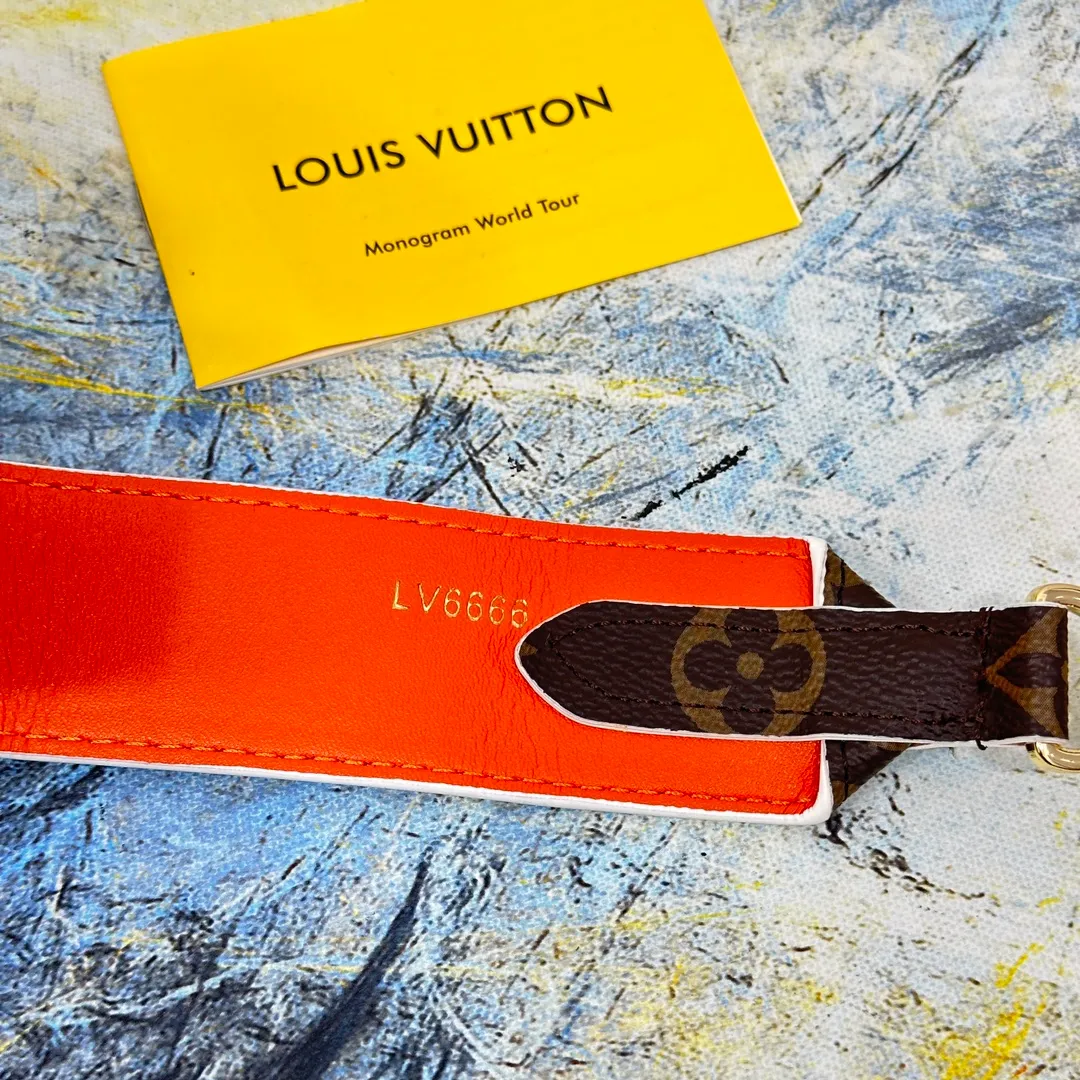 💰96 💎Top original super versatile MONOGRAM shoulder strap J02330 is made of Monogram canvas fabric and lined with stunning Rose Poudre Nappa leather. This shoulder strap is the best choice for creating a personal Louis Vuitton bag. Novel and versatile: super practical spring buckle design, easy to connect and remove. 90.0 x 4.0 x 0.2 cm (Length x Height x Width) - Monogram coated canvas - Nappa leather lining - Gold-tone hardware - 2 spring buckles - 2 Moroccan leather loops