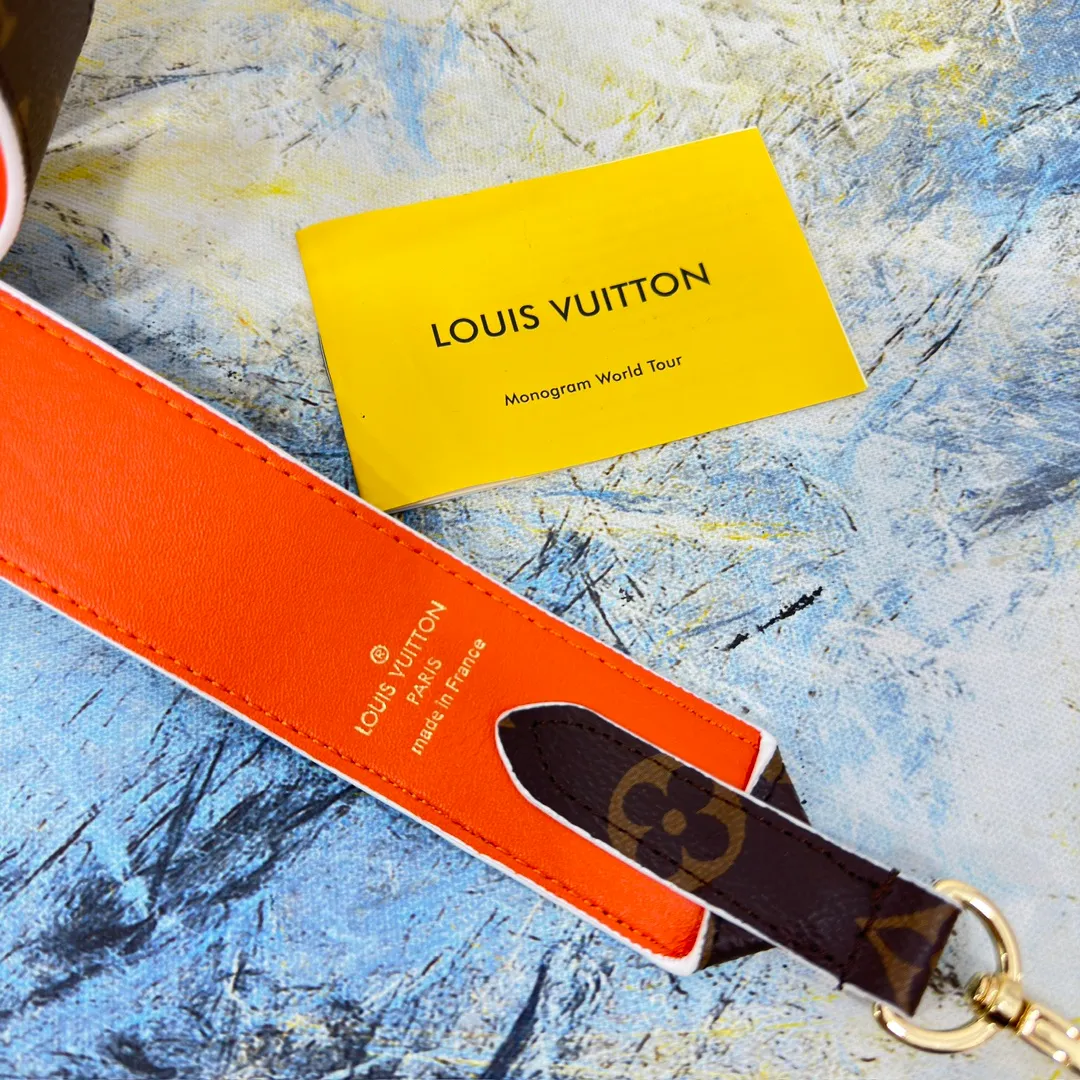 💰96 💎Top original super versatile MONOGRAM shoulder strap J02330 is made of Monogram canvas fabric and lined with stunning Rose Poudre Nappa leather. This shoulder strap is the best choice for creating a personal Louis Vuitton bag. Novel and versatile: super practical spring buckle design, easy to connect and remove. 90.0 x 4.0 x 0.2 cm (Length x Height x Width) - Monogram coated canvas - Nappa leather lining - Gold-tone hardware - 2 spring buckles - 2 Moroccan leather loops