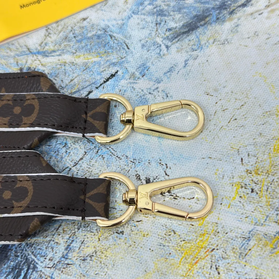 💰96 💎Top original super versatile MONOGRAM shoulder strap J02330 is made of Monogram canvas fabric and lined with stunning Rose Poudre Nappa leather. This shoulder strap is the best choice for creating a personal Louis Vuitton bag. Novel and versatile: super practical spring buckle design, easy to connect and remove. 90.0 x 4.0 x 0.2 cm (Length x Height x Width) - Monogram coated canvas - Nappa leather lining - Gold-tone hardware - 2 spring buckles - 2 Moroccan leather loops