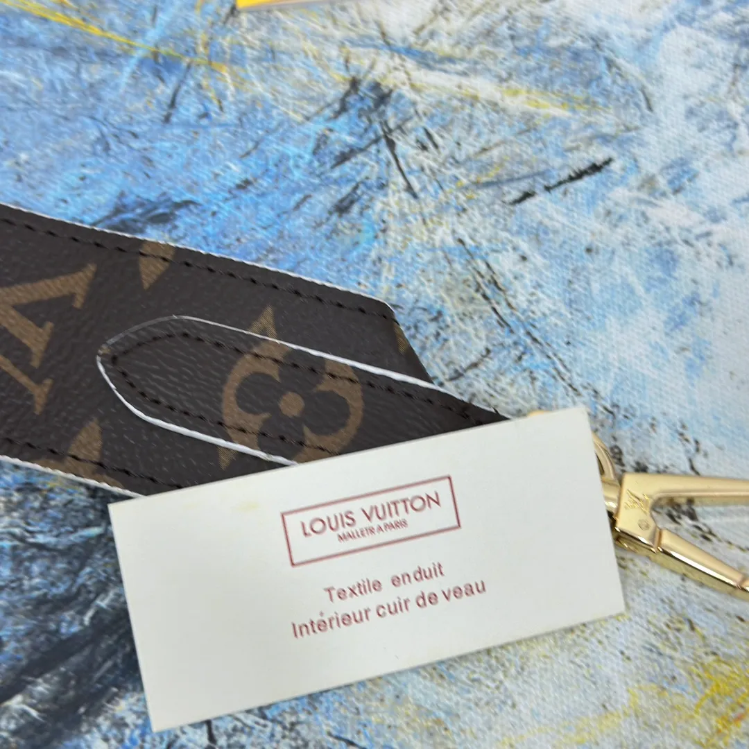 💰96 💎Top original super versatile MONOGRAM shoulder strap J02330 is made of Monogram canvas fabric and lined with stunning Rose Poudre Nappa leather. This shoulder strap is the best choice for creating a personal Louis Vuitton bag. Novel and versatile: super practical spring buckle design, easy to connect and remove. 90.0 x 4.0 x 0.2 cm (Length x Height x Width) - Monogram coated canvas - Nappa leather lining - Gold-tone hardware - 2 spring buckles - 2 Moroccan leather loops