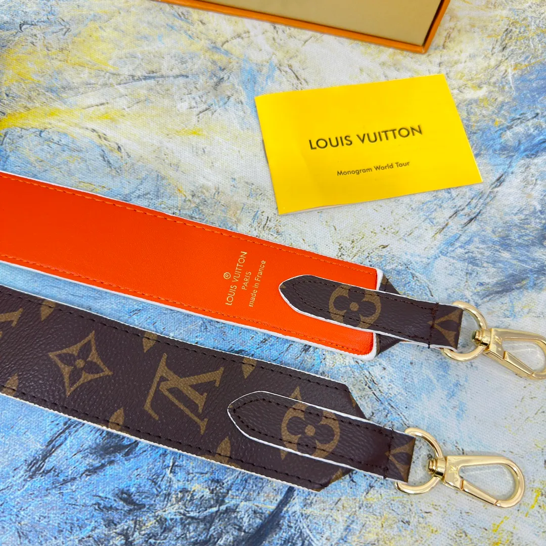 💰96 💎Top original super versatile MONOGRAM shoulder strap J02330 is made of Monogram canvas fabric and lined with stunning Rose Poudre Nappa leather. This shoulder strap is the best choice for creating a personal Louis Vuitton bag. Novel and versatile: super practical spring buckle design, easy to connect and remove. 90.0 x 4.0 x 0.2 cm (Length x Height x Width) - Monogram coated canvas - Nappa leather lining - Gold-tone hardware - 2 spring buckles - 2 Moroccan leather loops
