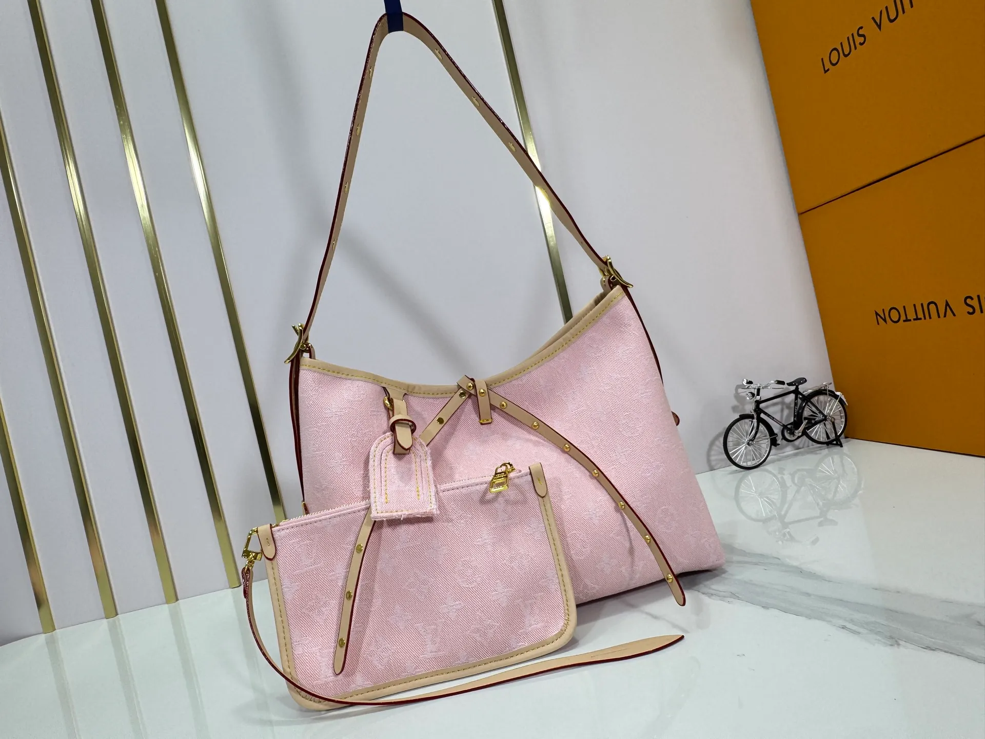 P280 Upgraded original M11462 M46203 Pink Small New (denim denim) CarryAll small handbag is made of Monogram canvas and leather trim, making it a personal companion for urban life. The generous construction has a neat interior and a large interior pocket adds a functional element. Monogram canvas zippered clutch secured with leather strap. Dimensions: 29 x 24 x 12 cm