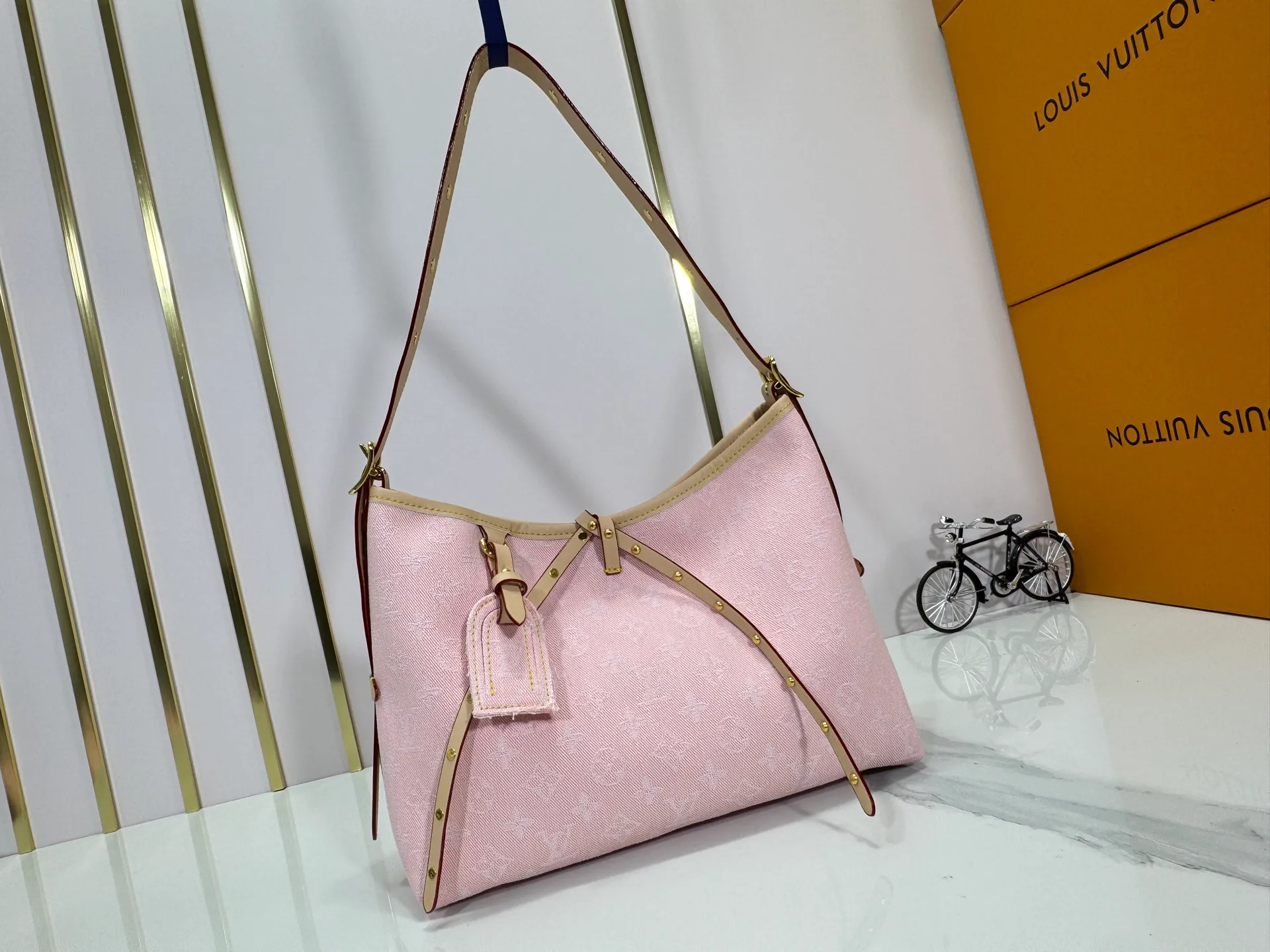 P280 Upgraded original M11462 M46203 Pink Small New (denim denim) CarryAll small handbag is made of Monogram canvas and leather trim, making it a personal companion for urban life. The generous construction has a neat interior and a large interior pocket adds a functional element. Monogram canvas zippered clutch secured with leather strap. Dimensions: 29 x 24 x 12 cm