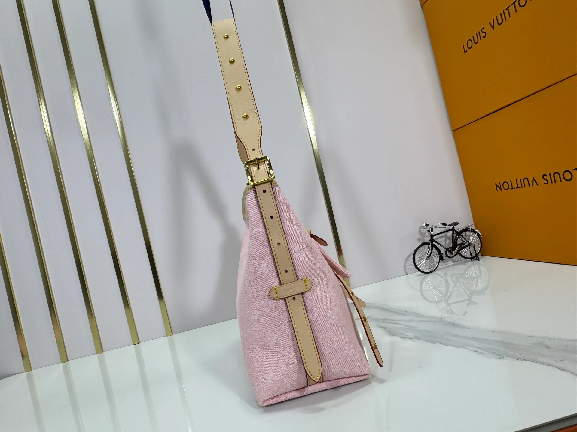 P280 Upgraded original M11462 M46203 Pink Small New (denim denim) CarryAll small handbag is made of Monogram canvas and leather trim, making it a personal companion for urban life. The generous construction has a neat interior and a large interior pocket adds a functional element. Monogram canvas zippered clutch secured with leather strap. Dimensions: 29 x 24 x 12 cm