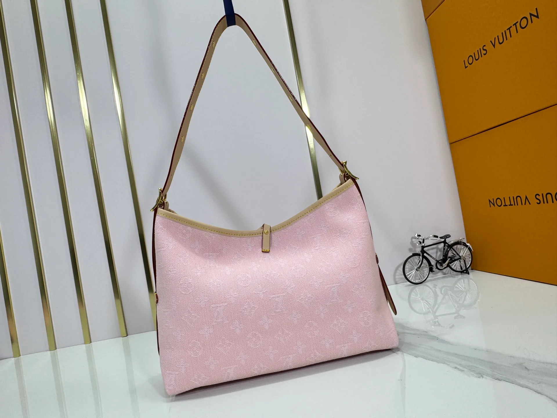 P280 Upgraded original M11462 M46203 Pink Small New (denim denim) CarryAll small handbag is made of Monogram canvas and leather trim, making it a personal companion for urban life. The generous construction has a neat interior and a large interior pocket adds a functional element. Monogram canvas zippered clutch secured with leather strap. Dimensions: 29 x 24 x 12 cm