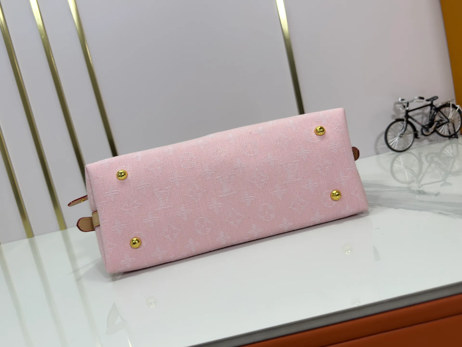 P280 Upgraded original M11462 M46203 Pink Small New (denim denim) CarryAll small handbag is made of Monogram canvas and leather trim, making it a personal companion for urban life. The generous construction has a neat interior and a large interior pocket adds a functional element. Monogram canvas zippered clutch secured with leather strap. Dimensions: 29 x 24 x 12 cm