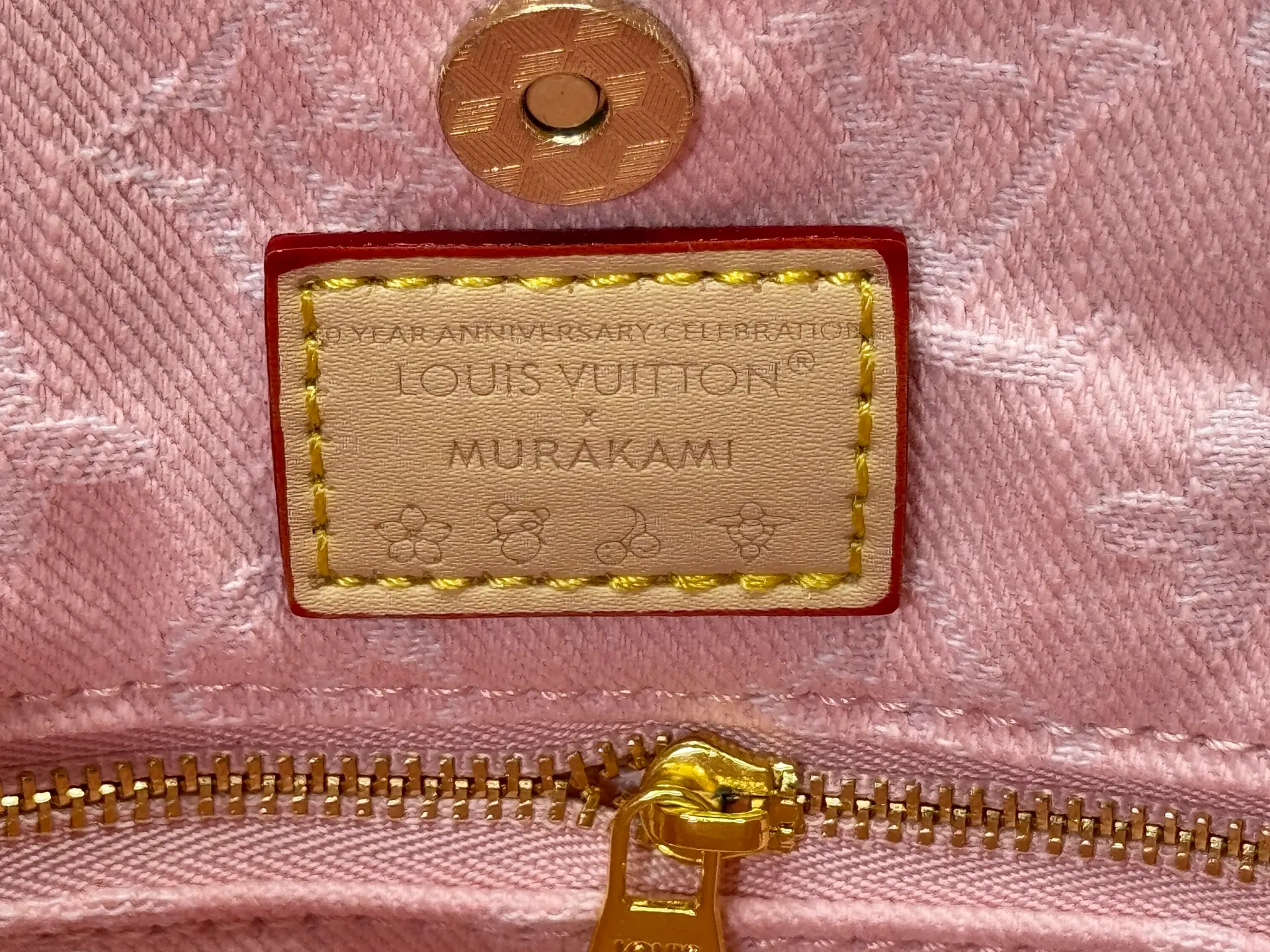 P280 Upgraded original M11462 M46203 Pink Small New (denim denim) CarryAll small handbag is made of Monogram canvas and leather trim, making it a personal companion for urban life. The generous construction has a neat interior and a large interior pocket adds a functional element. Monogram canvas zippered clutch secured with leather strap. Dimensions: 29 x 24 x 12 cm