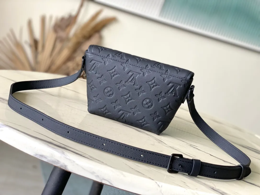 💰840 (top-grain leather) top original order M12636 This Pulse mini handbag is made of Monogram Eclipse LTJM coated canvas, which conveys modern style with simple lines and sporty elements. Its compact construction houses the main compartment and a zipped pocket on the flap with a corded zipper pull. Dimensions: 22.5 × 16 × 5 cm