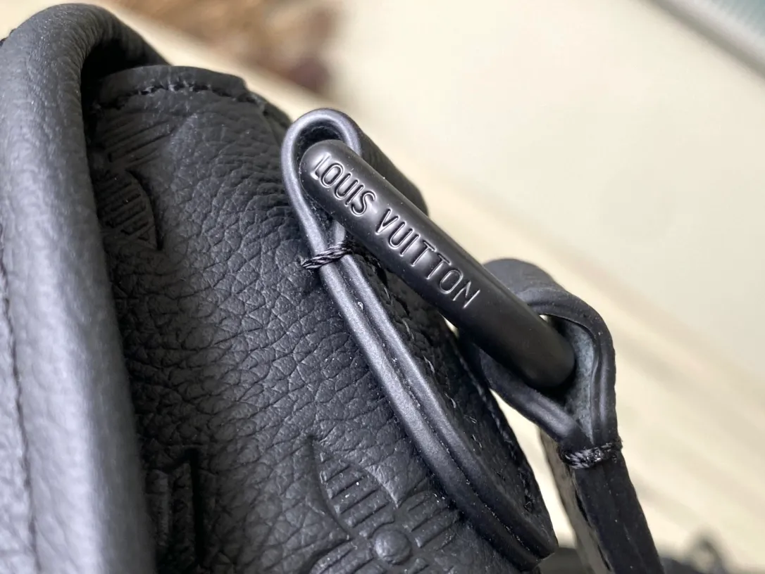 💰840 (top-grain leather) top original order M12636 This Pulse mini handbag is made of Monogram Eclipse LTJM coated canvas, which conveys modern style with simple lines and sporty elements. Its compact construction houses the main compartment and a zipped pocket on the flap with a corded zipper pull. Dimensions: 22.5 × 16 × 5 cm